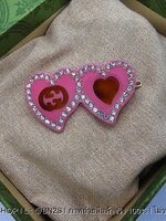 สีชมพู | Gucci Hair Clip With GG And Hearts Resin Two Heart กิ๊บหัวใจคู่ กุชชี่ ฝังเพชร งานสวย ปั๊มหลัง