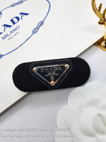 สีดำ | กิ๊บหนีบผมปราด้า แบบสปริง รุ่น PRADA Enamel-logo hair clip ตัวหนีบสปริงติดโลโก้เพลท ตัวงานเป็นผ้าโลโก้วงรี ภาพถ่ายงานจริง