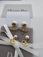 Dior ต่างหู รุ่น PEARL AND BEE TRIBALES EARRINGS ต่างหูดิออ CD ลายผึ้น วินเทจ งานปั๊มโลโก้ อะไหล่สีทองรมดำ ประดับด้วยไข่มุก ราคา 169฿ ไม่รวมกล่องอุปกรณ์