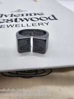 สีดำ | แหวนวิเวียน Vivienne Westwood Ring แหวนโลหะฟรีไซส์ วิเวียน เวสวู๊ด โชว์โลโก้หน้าแหวน อะไหล่สีเงิน ดำ ช-ญ ฟรีไซส์