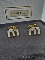 ต่างหูมิว MIU logo-plaque stud earrings ต่างหู ตัวโลโก้ ใส่ได้ 2 ด้าน พร้อมส่งในไทย ฝั่งเพชร และ สี งานสวย เคลือบอย่างดี