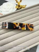สีน้ำตาล | Balmain Barrette Pour Cheveux Medium กิ๊บหนีบผม เบาเม่น หนีบผมแบบสปริง ติดโลโก้ตัว B งานสวยพร้อมส่งในไทย ขนาดความกว้าง 8.8 ซม. ไม่รวมกล่อฃ อุปกรณ์