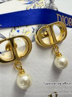 (ORI) ต่างหู Petit CD มาใหม่ จี้ CD ห้อยไข่มุกสีขาว อะไหล่สีทอง ปั๊มหลัง งานสวย สไตล์มินิมอล ถุงกระดาษ ซองซิปล็อค