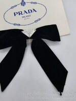 สีขาว | กิ๊บหนีบผมโบว์ ปราด้า New Season Prada triangle-logo bow velvet hair clip งานผ้าหนังกลับ มีสองสี ถ่ายจากงานจริง โลโก้ขาว โลโก้ ดำ ไม่มีกล่อง อุปกรณ์