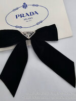 สีดำ| กิ๊บหนีบผมโบว์ ปราด้า New Season Prada triangle-logo bow velvet hair clip งานผ้าหนังกลับ มีสองสี ถ่ายจากงานจริง โลโก้ขาว โลโก้ ดำ ไม่มีกล่อง อุปกรณ์