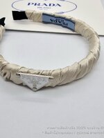 สีขาว | ที่คาดผมปราด้า Prada Symbole Re-nylon Headband คาดผมติดโลโก้ ตัวคาดฟันด้วยผ้าไนลอน ติดป้ายผ้าโลโก้ปราด้า พร้อมส่ง ไม่รวมกล่อง อุปกรณ์