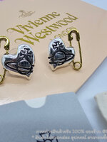 Vivienne Westwood Women White Orietta Earrings ต่างหูวิเวียน จี้หัวใจเข็มกลัด อะไหล่เงินรมดำ งานสวยมาก ภาพงานจริง 100% ไม่รวมกล่อง อุปกรณ์