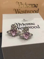 สีเงิน-ชมพู | Vivienne Westwood ต่างหูวิเวียน รุ่น Ariella crystal-heart stud earrings ต่างหูวิเวียน จี้คริสตัล หัวใจ ล้อมเพชรดาวเสาร์ ปั๊มโลโก้ด้านหลัง