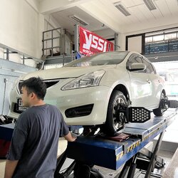 Nissan Pulsar เข้ารับบริการเปลี่ยนยางรถยนต์ใช้งานทั่วไป ไม่เน้นความเร็วสูง สมรรถนะพอใช้ได้ ใส่ใช้งานแทนยางเดิมหมดสภาพ