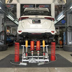 [YSS X SPORT]TOYOTA FORTUNER เข้ารับบริการเปลี่ยนโช้คอัพรถยนต์ จัดชุดใหญ่เน้นนุ่ม นวล จัดตัวสุด โทร. 08-6569-1915
