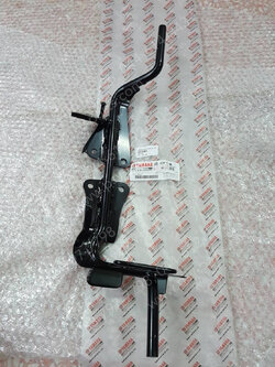 เหล็กพักเท้าหน้า FINN/21 แท้ๆ B6F-F7411-00