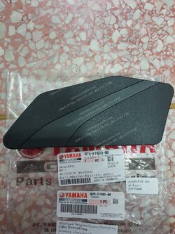 แผงรองพักเท้าหน้า XMAX แท้ๆ หน้า-ซ้าย/ยาง B74-F7483-00