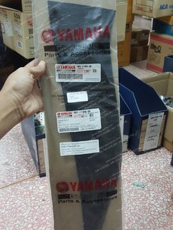 แผงรองพักเท้าหน้า AEROX แท้ๆ (ยาง/ข้างขวา) B65-F7484-00