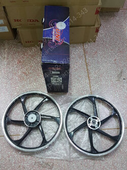 ล้อแม็กคู่ WAVE 125 ดิสก์เบรค (ขอบ 17) สีดำปัดขอบ (จานดิสก์โค้ง 4 รู)