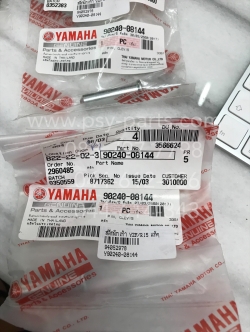 สลักพักเท้า YZF/R 15, EXCITER แท้ๆ (หน้า=หลัง) 90240-08144