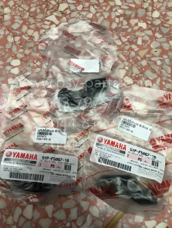 ปะกับยึดปั๊มดิสก์เบรค SPARK 135, FILANO 125, GRAND FILANO, ขากระจก EXCITER (ขวา) แท้ๆ สีดำ 5YP-F5867-10