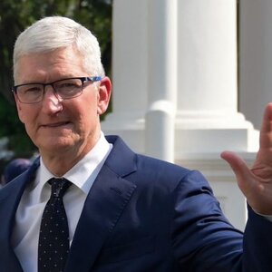 Tim Cook โน้มน้าวรัฐบาล Donald Trump ให้ยกเว้นภาษีนำเข้าอุปกรณ์อิเล็กทรอนิกส์จากจีน