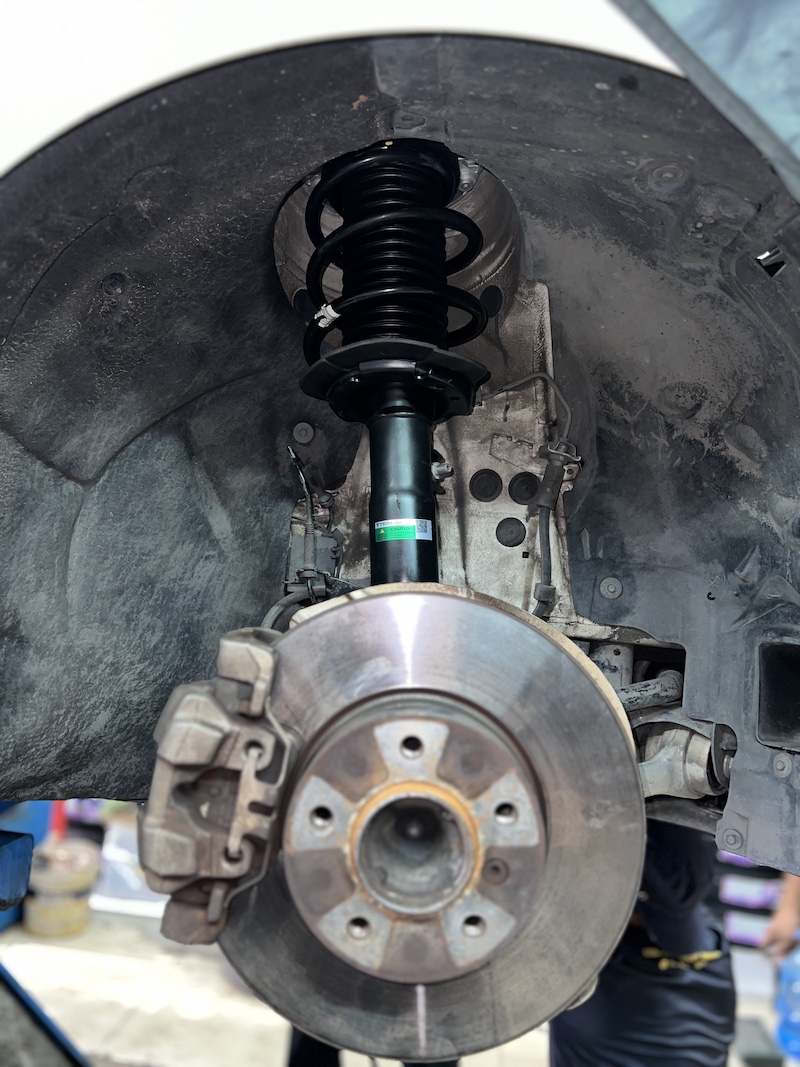 BMW Series 3 F30 | โช้คอัพ Tein EnduraPro Basic | คืนความหนึบแน่นสไตล์สปอร์ต - ยางเจริญรุ่งเรือง นนทบุรี BMW F30 คันนี้...อัปเกรดความหนึบ คืนฟีลลิ่งขับขี่สปอร์ตที่แท้จริง! ใครใช้ BMW Series 3 (F30) แล้วรู้สึกว่าช่วงล่างเริ่มแข็งกระด้างเกินไป หรือโช้คอัพเดิมถึงเวลาต้องเปลี่ยน... ถึงเวลาเปลี่ยนโช้คอัพใหม่ เพื่อการขับขี่ที่มั่นใจและสบายกว่าที่เคย! เราขอแนะนำชุดอัปเกรดโช้คอัพที่ครบจบในชุดเดียว! ติดตั้งโช้คอัพ Tein EnduraPro Basic พร้อมอะไหล่ส่วนควบใหม่ครบชุด สิ่งที่จะได้รับหลังจากติดตั้ง: ฟีลลิ่งหนึบแน่นสไตล์ญี่ปุ่น: โช้คอัพ Tein EnduraPro Basic ให้ความหนึบแน่นที่ลงตัวตามแบบฉบับรถยุโรป เทคโนโลยี H.B.S.: ช่วยดูดซับแรงกระแทกในจังหวะยุบตัวสุด ลดอาการกระดอนเมื่อเจอหลุม คุณภาพมาตรฐาน OEM: ผลิตจากวัสดุคุณภาพสูง ทนทาน และติดตั้งแทนของเดิมได้ทันที ไม่ต้องดัดแปลง ความมั่นคงที่เพิ่มขึ้น: รถทรงตัวได้นิ่งขึ้น เข้าโค้งมั่นใจ ลดอาการโคลงเคลง เหมาะสำหรับใคร? เจ้าของ BMW F30 ที่ต้องการความหนึบและมั่นคงในการขับขี่ประจำวัน ผู้ที่ต้องการอัปเกรดความทนทานและความปลอดภัยของช่วงล่าง โดยไม่ต้องการโหลดเตี้ย สำหรับเจ้าของ BMW ที่อยากได้ฟีลลิ่งขับขี่ที่มั่นใจกว่าเดิม Tein EnduraPro Basic คือคำตอบ! สอบถามข้อมูลเพิ่มเติม หรือนัดหมายเข้ารับบริการ ️ : 08-6569-1915 ️ : 08-6544-5963 Line id : @88rw Location : https://goo.gl/maps/HrNUAZXPN94KvxZ98 Facebook : https://www.facebook.com/88rwtire #BMW #Series3 #F30 #Tein #EnduraPro #โช้คอัพ #ช่วงล่าง #ยางเจริญรุ่งเรือง #นนทบุรี #งามวงศ์วาน #ตั้งศูนย์ #รถยุโรป BMW Series 3 F30 | โช้คอัพ Tein EnduraPro Basic | คืนความหนึบแน่นสไตล์สปอร์ต - ยางเจริญรุ่งเรือง นนทบุรี BMW F30 คันนี้...อัปเกรดความหนึบ คืนฟีลลิ่งขับขี่สปอร์ตที่แท้จริง! ใครใช้ BMW Series 3 (F30) แล้วรู้สึกว่าช่วงล่างเริ่มแข็งกระด้างเกินไป หรือโช้คอัพเดิมถึงเวลาต้องเปลี่ยน... ถึงเวลาเปลี่ยนโช้คอัพใหม่ เพื่อการขับขี่ที่มั่นใจและสบายกว่าที่เคย! เราขอแนะนำชุดอัปเกรดโช้คอัพที่ครบจบในชุดเดียว! ติดตั้งโช้คอัพ Tein EnduraPro Basic พร้อมอะไหล่ส่วนควบใหม่ครบชุด สิ่งที่จะได้รับหลังจากติดตั้ง: ฟีลลิ่งหนึบแน่นสไตล์ญี่ปุ่น: โช้คอัพ Tein EnduraPro Basic ให้ความหนึบแน่นที่ลงตัวตามแบบฉบับรถยุโรป เทคโนโลยี H.B.S.: ช่วยดูดซับแรงกระแทกในจังหวะยุบตัวสุด ลดอาการกระดอนเมื่อเจอหลุม คุณภาพมาตรฐาน OEM: ผลิตจากวัสดุคุณภาพสูง ทนทาน และติดตั้งแทนของเดิมได้ทันที ไม่ต้องดัดแปลง ความมั่นคงที่เพิ่มขึ้น: รถทรงตัวได้นิ่งขึ้น เข้าโค้งมั่นใจ ลดอาการโคลงเคลง เหมาะสำหรับใคร? เจ้าของ BMW F30 ที่ต้องการความหนึบและมั่นคงในการขับขี่ประจำวัน ผู้ที่ต้องการอัปเกรดความทนทานและความปลอดภัยของช่วงล่าง โดยไม่ต้องการโหลดเตี้ย สำหรับเจ้าของ BMW ที่อยากได้ฟีลลิ่งขับขี่ที่มั่นใจกว่าเดิม Tein EnduraPro Basic คือคำตอบ! สอบถามข้อมูลเพิ่มเติม หรือนัดหมายเข้ารับบริการ ️ : 08-6569-1915 ️ : 08-6544-5963 Line id : @88rw Location : https://goo.gl/maps/HrNUAZXPN94KvxZ98 Facebook : https://www.facebook.com/88rwtire #BMW #Series3 #F30 #Tein #EnduraPro #โช้คอัพ #ช่วงล่าง #ยางเจริญรุ่งเรือง #นนทบุรี #งามวงศ์วาน #ตั้งศูนย์ #รถยุโรป