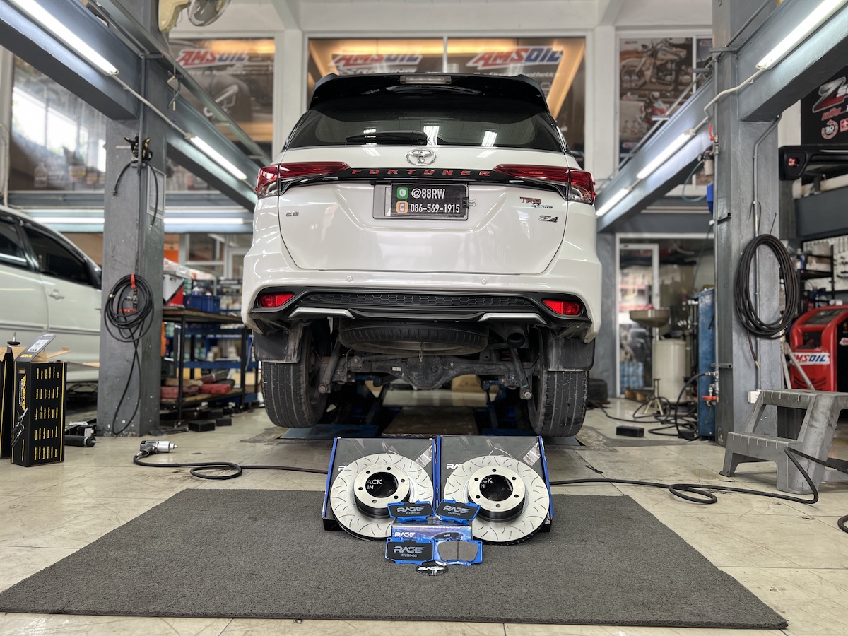 อัปเกรดเบรก Toyota Fortuner 2018 ให้มั่นใจยิ่งขึ้นด้วย ผ้าเบรก + จานเบรก Racetech ทั้งแรง ทั้งปลอดภัย ในชุดเดียว   ราคาโปรโมชั่นพิเศษเพียง 9,900.- (รวมค่าติดตั้งครบจบ ไม่มีบวกเพิ่ม)  จุดเด่น Racetech + ผ้าเบรกทนความร้อนได้สูงสุด 650°C + จานเบรกวัสดุคุณภาพ ระบายความร้อนได้ดี + เบรกสั้น มั่นใจ ควบคุมได้ดั่งใจ + ปลอดภัยทั้งในเมืองและเดินทางไกล  โปรโมชั่นนี้มีจำนวนจำกัด ️  จองคิวติดตั้งได้เลยวันนี้ เพื่อความมั่นใจในทุกการขับขี่ สอบถามข้อมูลเพิ่มเติม หรือนัดหมายเข้ารับบริการ ️ : 08-6569-1915 ️ : 08-6544-5963 Line id : @88rw Facebook : https://www.facebook.com/88rwtire Location : https://goo.gl/maps/HrNUAZXPN94KvxZ98 #ToyotaFortuner  #Racetech  #ผ้าเบรกRacetech  #จานเบรกRacetech