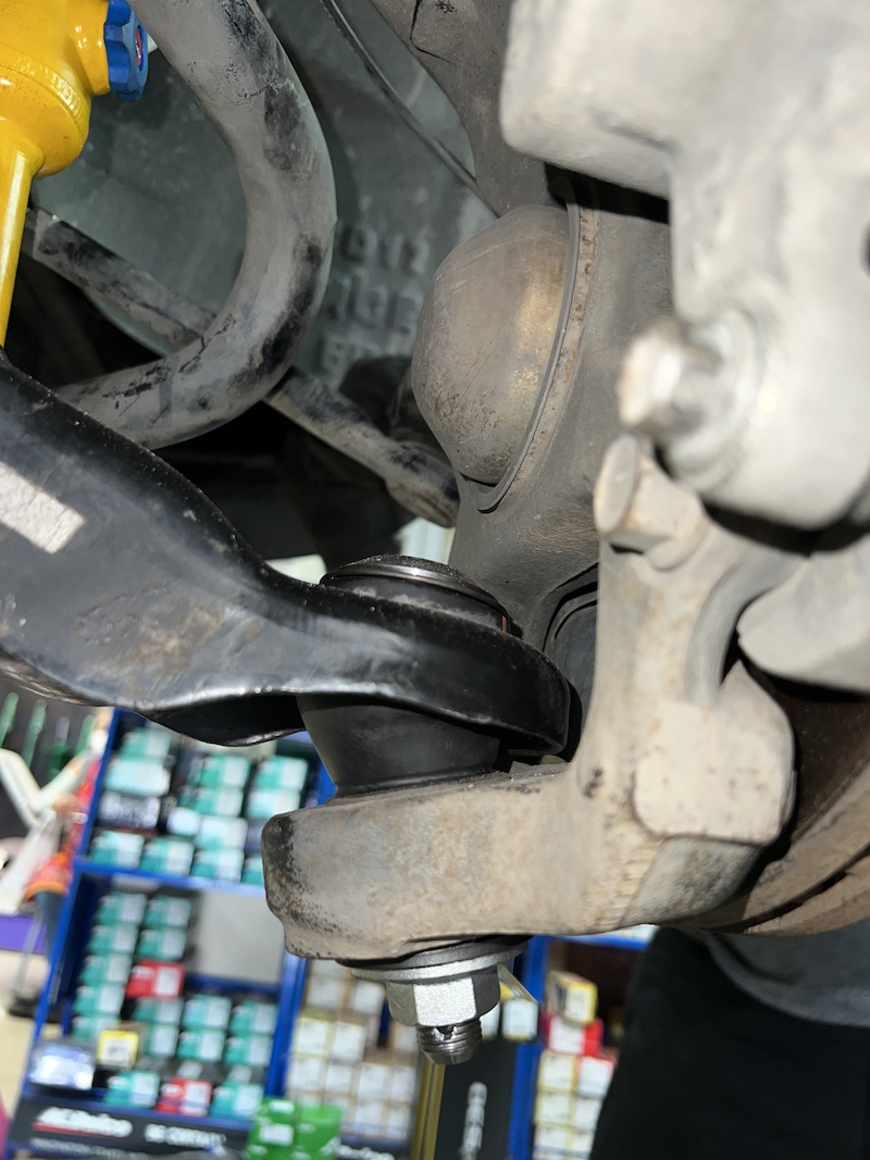 Ford Ranger 2012 | โช้คอัพ Profender PAG4 (ปรับ 4 ระดับ) | ฟื้นฟูช่วงล่างครบชุด - ยางเจริญรุ่งเรือง นนทบุรี เราจัดเต็มชุดฟื้นฟูช่วงล่างระดับพรีเมียม! โช้คอัพ Profender PAG4 (ปรับ 4 ระดับ): โช้คอัพคุณภาพสูงที่ให้ความหนึบแน่น พร้อม ปรับจูนได้ 4 ระดับ ตามสไตล์การขับขี่ ปีกนกบนแท้: เปลี่ยนเพื่อคืนความแม่นยำและสมบูรณ์แบบขององศาช่วงล่าง ลูกหมากปีกนกล่าง ตอง 5 ญี่ปุ่น: ลูกหมากคุณภาพสูงจาก Sankei 555 เพื่อความทนทานและความแม่นยำขั้นสูงสุด บู้ชปีกนกล่างใหม่ (ซ้าย/ขวา): แก้ปัญหาเสียงดังและอาการโยนตัวจากบูชที่เสื่อมสภาพ สิ่งที่จะได้รับหลังจากติดตั้ง: ช่วงล่างหนึบแน่น: รถทรงตัวได้ดีขึ้นอย่างชัดเจน เข้าโค้งมั่นใจ คืนความสมบูรณ์แบบ: แก้ปัญหาเสียงดัง กุกกัก จากการสึกหรอของบูชและลูกหมาก ปรับได้ตามใจ: เลือกฟีลลิ่งการขับขี่ที่นุ่มหรือหนึบได้ตามความชอบ จบครบในที่เดียว: ติดตั้ง Setup และตั้งศูนย์โดยทีมช่างผู้เชี่ยวชาญ อย่าปล่อยให้ช่วงล่างทำงานหนัก! แวะมาตรวจเช็กกับผู้เชี่ยวชาญวันนี้ครับ สอบถามข้อมูลเพิ่มเติม หรือนัดหมายเข้ารับบริการ ️ : 08-6569-1915 ️ : 08-6544-5963 Line id : @88rw Location : https://goo.gl/maps/HrNUAZXPN94KvxZ98 Facebook : https://www.facebook.com/88rwtire Ford Ranger 2012 | โช้คอัพ Profender PAG4 (ปรับ 4 ระดับ) | ฟื้นฟูช่วงล่างครบชุด - ยางเจริญรุ่งเรือง นนทบุรี เราจัดเต็มชุดฟื้นฟูช่วงล่างระดับพรีเมียม! โช้คอัพ Profender PAG4 (ปรับ 4 ระดับ): โช้คอัพคุณภาพสูงที่ให้ความหนึบแน่น พร้อม ปรับจูนได้ 4 ระดับ ตามสไตล์การขับขี่ ปีกนกบนแท้: เปลี่ยนเพื่อคืนความแม่นยำและสมบูรณ์แบบขององศาช่วงล่าง ลูกหมากปีกนกล่าง ตอง 5 ญี่ปุ่น: ลูกหมากคุณภาพสูงจาก Sankei 555 เพื่อความทนทานและความแม่นยำขั้นสูงสุด บู้ชปีกนกล่างใหม่ (ซ้าย/ขวา): แก้ปัญหาเสียงดังและอาการโยนตัวจากบูชที่เสื่อมสภาพ สิ่งที่จะได้รับหลังจากติดตั้ง: ช่วงล่างหนึบแน่น: รถทรงตัวได้ดีขึ้นอย่างชัดเจน เข้าโค้งมั่นใจ คืนความสมบูรณ์แบบ: แก้ปัญหาเสียงดัง กุกกัก จากการสึกหรอของบูชและลูกหมาก ปรับได้ตามใจ: เลือกฟีลลิ่งการขับขี่ที่นุ่มหรือหนึบได้ตามความชอบ จบครบในที่เดียว: ติดตั้ง Setup และตั้งศูนย์โดยทีมช่างผู้เชี่ยวชาญ อย่าปล่อยให้ช่วงล่างทำงานหนัก! แวะมาตรวจเช็กกับผู้เชี่ยวชาญวันนี้ครับ สอบถามข้อมูลเพิ่มเติม หรือนัดหมายเข้ารับบริการ ️ : 08-6569-1915 ️ : 08-6544-5963 Line id : @88rw Location : https://goo.gl/maps/HrNUAZXPN94KvxZ98 Facebook : https://www.facebook.com/88rwtire