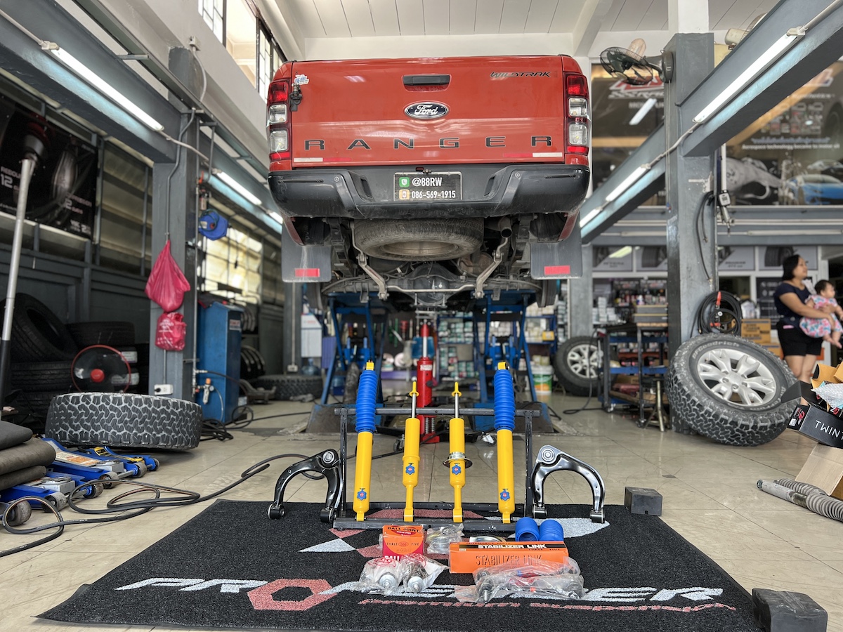 Ford Ranger 2012 | โช้คอัพ Profender PAG4 (ปรับ 4 ระดับ) | ฟื้นฟูช่วงล่างครบชุด - ยางเจริญรุ่งเรือง นนทบุรี เราจัดเต็มชุดฟื้นฟูช่วงล่างระดับพรีเมียม! โช้คอัพ Profender PAG4 (ปรับ 4 ระดับ): โช้คอัพคุณภาพสูงที่ให้ความหนึบแน่น พร้อม ปรับจูนได้ 4 ระดับ ตามสไตล์การขับขี่ ปีกนกบนแท้: เปลี่ยนเพื่อคืนความแม่นยำและสมบูรณ์แบบขององศาช่วงล่าง ลูกหมากปีกนกล่าง ตอง 5 ญี่ปุ่น: ลูกหมากคุณภาพสูงจาก Sankei 555 เพื่อความทนทานและความแม่นยำขั้นสูงสุด บู้ชปีกนกล่างใหม่ (ซ้าย/ขวา): แก้ปัญหาเสียงดังและอาการโยนตัวจากบูชที่เสื่อมสภาพ สิ่งที่จะได้รับหลังจากติดตั้ง: ช่วงล่างหนึบแน่น: รถทรงตัวได้ดีขึ้นอย่างชัดเจน เข้าโค้งมั่นใจ คืนความสมบูรณ์แบบ: แก้ปัญหาเสียงดัง กุกกัก จากการสึกหรอของบูชและลูกหมาก ปรับได้ตามใจ: เลือกฟีลลิ่งการขับขี่ที่นุ่มหรือหนึบได้ตามความชอบ จบครบในที่เดียว: ติดตั้ง Setup และตั้งศูนย์โดยทีมช่างผู้เชี่ยวชาญ อย่าปล่อยให้ช่วงล่างทำงานหนัก! แวะมาตรวจเช็กกับผู้เชี่ยวชาญวันนี้ครับ สอบถามข้อมูลเพิ่มเติม หรือนัดหมายเข้ารับบริการ ️ : 08-6569-1915 ️ : 08-6544-5963 Line id : @88rw Location : https://goo.gl/maps/HrNUAZXPN94KvxZ98 Facebook : https://www.facebook.com/88rwtire Ford Ranger 2012 | โช้คอัพ Profender PAG4 (ปรับ 4 ระดับ) | ฟื้นฟูช่วงล่างครบชุด - ยางเจริญรุ่งเรือง นนทบุรี เราจัดเต็มชุดฟื้นฟูช่วงล่างระดับพรีเมียม! โช้คอัพ Profender PAG4 (ปรับ 4 ระดับ): โช้คอัพคุณภาพสูงที่ให้ความหนึบแน่น พร้อม ปรับจูนได้ 4 ระดับ ตามสไตล์การขับขี่ ปีกนกบนแท้: เปลี่ยนเพื่อคืนความแม่นยำและสมบูรณ์แบบขององศาช่วงล่าง ลูกหมากปีกนกล่าง ตอง 5 ญี่ปุ่น: ลูกหมากคุณภาพสูงจาก Sankei 555 เพื่อความทนทานและความแม่นยำขั้นสูงสุด บู้ชปีกนกล่างใหม่ (ซ้าย/ขวา): แก้ปัญหาเสียงดังและอาการโยนตัวจากบูชที่เสื่อมสภาพ สิ่งที่จะได้รับหลังจากติดตั้ง: ช่วงล่างหนึบแน่น: รถทรงตัวได้ดีขึ้นอย่างชัดเจน เข้าโค้งมั่นใจ คืนความสมบูรณ์แบบ: แก้ปัญหาเสียงดัง กุกกัก จากการสึกหรอของบูชและลูกหมาก ปรับได้ตามใจ: เลือกฟีลลิ่งการขับขี่ที่นุ่มหรือหนึบได้ตามความชอบ จบครบในที่เดียว: ติดตั้ง Setup และตั้งศูนย์โดยทีมช่างผู้เชี่ยวชาญ อย่าปล่อยให้ช่วงล่างทำงานหนัก! แวะมาตรวจเช็กกับผู้เชี่ยวชาญวันนี้ครับ สอบถามข้อมูลเพิ่มเติม หรือนัดหมายเข้ารับบริการ ️ : 08-6569-1915 ️ : 08-6544-5963 Line id : @88rw Location : https://goo.gl/maps/HrNUAZXPN94KvxZ98 Facebook : https://www.facebook.com/88rwtire