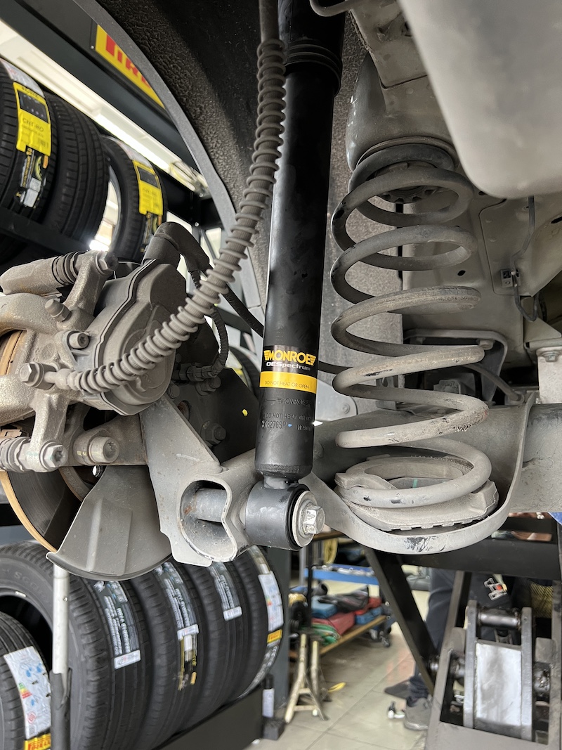 MG ZS EV | โช้คอัพ Monroe OE Spectrum | คืนความนุ่มนวล ลดอาการดีด/โคลง - ยางเจริญรุ่งเรือง นนทบุรี  MG ZS EV คันนี้...อัปเกรดความสบายให้เหนือกว่า!   ใครใช้ MG ZS EV แล้วรู้สึกว่าช่วงล่างยัง แข็งกระด้าง หรือต้องการความนุ่มนวลและมั่นใจที่ลงตัว... ถึงเวลาเปลี่ยนโช้คอัพใหม่ เพื่อความมั่นใจและสบายกว่าที่เคย!  เราขอแนะนำชุดอัปเกรดที่ครบจบในชุดเดียว! ติดตั้งโช้คอัพ Monroe OE Spectrum พร้อมอะไหล่ส่วนควบใหม่ครบชุด  สิ่งที่จะได้รับหลังจากติดตั้ง:  ฟีลลิ่งแบบรถยุโรป: โช้คอัพ Monroe OE Spectrum ให้ความ นุ่มนวล และยืดหยุ่นสูง ขับสบายในทุกสภาพถนน  ไร้กังวลเรื่องเสียง: เทคโนโลยี ICV ช่วยลดแรงสั่นสะเทือนและเสียงรบกวนในห้องโดยสาร ทำให้การขับขี่เงียบขึ้น  ทนทานกว่าเดิม: ผลิตด้วยวัสดุคุณภาพสูง ทนทานต่อการใช้งาน และยืดอายุการใช้งานของช่วงล่าง  ความมั่นคงที่เพิ่มขึ้น: รถทรงตัวได้นิ่งขึ้น ลดอาการโคลงเคลง เข้าโค้งมั่นใจ (สำคัญต่อรถ EV ที่มีน้ำหนักมาก)  เหมาะสำหรับใคร?  เจ้าของ MG ZS EV ที่ต้องการความสบายในการขับขี่ประจำวัน  ผู้ที่ต้องการอัปเกรดช่วงล่างให้มีความมั่นคง ปลอดภัย และนุ่มนวลยิ่งขึ้น   สำหรับเจ้าของ MG ZS EV ที่อยากได้ฟีลลิ่งขับขี่ที่สบายขึ้น แต่มั่นใจกว่าเดิม Monroe OE Spectrum คือคำตอบ!   สอบถามข้อมูลเพิ่มเติม หรือนัดหมายเข้ารับบริการ ️ : 08-6569-1915 ️ : 08-6544-5963  Line id : @88rw  Location : https://goo.gl/maps/HrNUAZXPN94KvxZ98  Facebook : https://www.facebook.com/88rwtire  #MG #MGZSEV #รถEV #Monroe #OESpectrum #โช้คอัพ #ช่วงล่าง #ยางเจริญรุ่งเรือง #นนทบุรี #งามวงศ์วาน #ตั้งศูนย์ #อะไหล่ช่วงล่าง