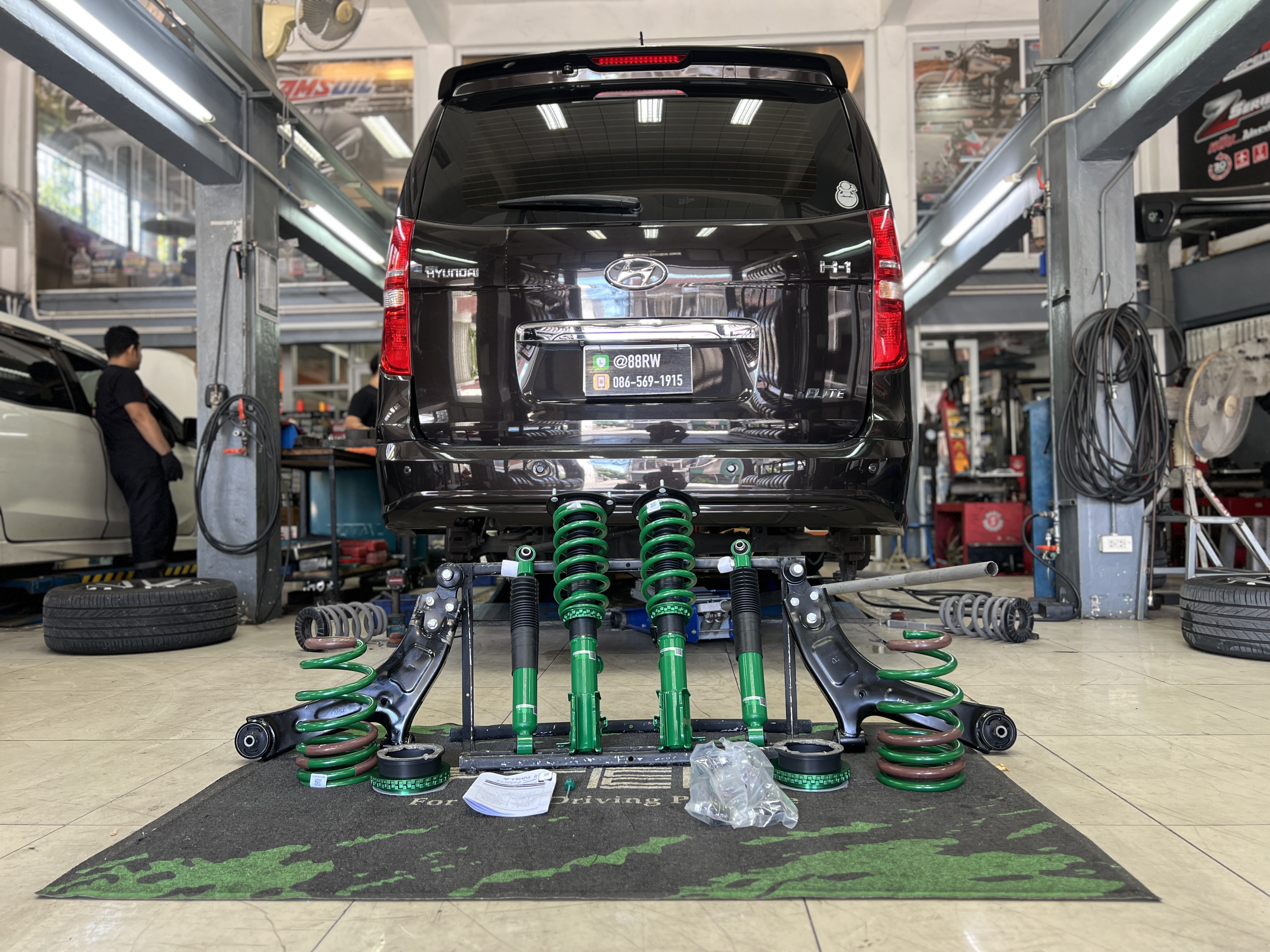 Hyundai H1 อัพเกรดช่วงล่าง ใช้งานเดินทางไกลเป็นประจำ มีนั่งเต็มคัน และมีสัมภาระ    Tein Street Advance [ load 1"-2"]  ระบบการทำงาน twin tube   ปรับระดับน้ำหนัก ได้ถึง 16 ระดับ ทั้งหน้า และหลัง  เป็นสตรัท ปรับโหลดได้ ตั้งแต่ load 1"-2"  พร้อมบริการติดตั้ง ตั้งศูนย์ ครบ   สอบถามข้อมูลเพิ่มเติม หรือนัดหมายเข้ารับบริการ  ️ : 08-6569-1915  ️ : 08-6544-5963   Line id : @88rw   Location : https://goo.gl/maps/HrNUAZX   Facebook : https://www.facebook.com/88rwtire  #TEIN #HyundaiH1