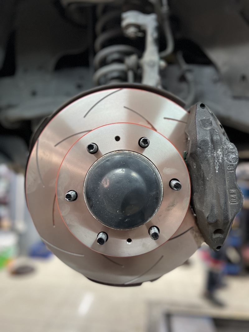 Toyota Fortuner 2005 | อัปเกรดจานเบรก TRW XPS + ผ้าเบรก YOSHI ALPHA| เบรกมั่นใจ - ยางเจริญรุ่งเรือง นนทบุรี อัปเกรดเบรกคุณภาพพรีเมียม!  จานเบรก TRW XPS (เซาะร่อง): จานเบรกสมรรถนะสูง ช่วยระบายความร้อนได้อย่างรวดเร็ว ลดปัญหาเบรกเฟดและอาการจานโก่ง  ผ้าเบรก YOSHI ALPHA: ผ้าเบรกเกรด SUV/Pickup ที่ให้แรงเบรกหนึบแน่น ทนความร้อนสูง เหมาะสำหรับรถที่บรรทุกหรือวิ่งทางไกล สิ่งที่จะได้รับหลังจากติดตั้ง: เบรกสั้น คุมอยู่: เพิ่มแรงเบรกได้อย่างชัดเจน มั่นใจได้ทุกครั้งที่เหยียบ ทนร้อน ไม่เฟด: ระบบเบรกทำงานได้อย่างเสถียร แม้มีการเบรกหนักต่อเนื่อง จบครบในที่เดียว: ติดตั้งโดยทีมช่างผู้เชี่ยวชาญ พร้อมบริการเจียรจานและ ตั้งศูนย์ เพื่อให้รถคุณปลอดภัย 100% เหมาะสำหรับใคร? เจ้าของ Fortuner ที่ต้องการยกระดับความปลอดภัยและความมั่นใจในการเบรกให้ดีกว่า OEM ผู้ที่ใช้งานรถบรรทุก หรือเดินทางไกลเป็นประจำ  อย่ามองข้ามความปลอดภัย! อัปเกรดชุดเบรกกับเราวันนี้ครับ  สอบถามข้อมูลเพิ่มเติม หรือนัดหมายเข้ารับบริการ ️ : 08-6569-1915 ️ : 08-6544-5963  Line id : @88rw  Location : https://goo.gl/maps/HrNUAZXPN94KvxZ98  Facebook : https://www.facebook.com/88rwtire #Toyota #Fortuner #TRW #yoshi #alpha #ผ้าเบรก #จานเบรก #ระบบเบรก #ช่วงล่าง #ยางเจริญรุ่งเรือง #นนทบุรี #ตั้งศูนย์