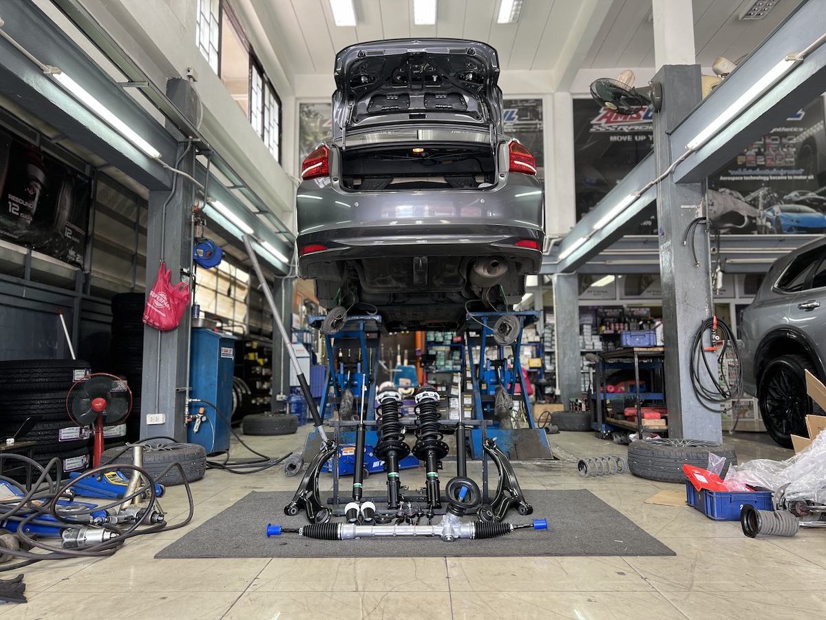 City 2014+ ซ่อมบำรุงชุดใหญ ใช้งานประจำวัน ถึงเวลาจบทุกปัญหาช่วงล่างด้วยชุดอัปเกรดที่ครบถ้วน ใช้งานแบบหวังผล! เราจัดเต็มชุดฟื้นฟูช่วงล่างระดับพรีเมียม! โช้คอัพ Tein EnduraPro Basic: คืนความหนึบแน่นสไตล์ญี่ปุ่น พร้อมเทคโนโลยี H.B.S. ที่ช่วยซับแรงกระแทกจากหลุมบ่อ แร็คพวงมาลัย AARON (ทั้งเส้น): แก้ปัญหาเสียงดังกุกกักและอาการหลวมของพวงมาลัย ให้การบังคับเลี้ยวกลับมาแม่นยำ ปีกนกล่างแท้ + ลูกหมาก 555 ญี่ปุ่น: ใช้ปีกนกล่างแท้ พร้อมอัปเกรดลูกหมากกันโคลงหน้าด้วย ตอง 5 ญี่ปุ่นแท้ เพื่อความทนทานและความแม่นยำขั้นสูงสุด สิ่งที่จะได้รับหลังจากติดตั้ง: พวงมาลัยนิ่งสนิท: หายขาดจากอาการหลวม, เสียงดัง และอาการสั่นสะท้านที่พวงมาลัย ช่วงล่างหนึบ มั่นคง: เข้าโค้งมั่นใจ ไม่โคลงเคลง พร้อมการซับแรงกระแทกที่ดีขึ้น อะไหล่คุณภาพ OEM: มั่นใจในความทนทานและอายุการใช้งานที่ยาวนาน เหมาะสำหรับใคร? เจ้าของ City ที่ต้องการฟื้นฟูช่วงล่างให้กลับมาสมบูรณ์แบบ 100% ผู้ที่ต้องการความปลอดภัยและความมั่นคงในการขับขี่ระยะยาว อย่าปล่อยให้รถที่คุณรักมีปัญหา! แวะมาตรวจเช็กกับผู้เชี่ยวชาญวันนี้ครับ สอบถามข้อมูลเพิ่มเติม หรือนัดหมายเข้ารับบริการ ️ : 08-6569-1915 ️ : 08-6544-5963 Line id : @88rw Location : https://goo.gl/maps/HrNUAZXPN94KvxZ98 Facebook : https://www.facebook.com/88rwtire #Honda #City #Tein #EnduraPro #แร็คพวงมาลัย #ลูกหมาก #555 #ช่วงล่าง #ยางเจริญรุ่งเรือง #นนทบุรี #งามวงศ์วาน City 2014+ ซ่อมบำรุงชุดใหญ ใช้งานประจำวัน ถึงเวลาจบทุกปัญหาช่วงล่างด้วยชุดอัปเกรดที่ครบถ้วน ใช้งานแบบหวังผล! เราจัดเต็มชุดฟื้นฟูช่วงล่างระดับพรีเมียม! โช้คอัพ Tein EnduraPro Basic: คืนความหนึบแน่นสไตล์ญี่ปุ่น พร้อมเทคโนโลยี H.B.S. ที่ช่วยซับแรงกระแทกจากหลุมบ่อ แร็คพวงมาลัย AARON (ทั้งเส้น): แก้ปัญหาเสียงดังกุกกักและอาการหลวมของพวงมาลัย ให้การบังคับเลี้ยวกลับมาแม่นยำ ปีกนกล่างแท้ + ลูกหมาก 555 ญี่ปุ่น: ใช้ปีกนกล่างแท้ พร้อมอัปเกรดลูกหมากกันโคลงหน้าด้วย ตอง 5 ญี่ปุ่นแท้ เพื่อความทนทานและความแม่นยำขั้นสูงสุด สิ่งที่จะได้รับหลังจากติดตั้ง: พวงมาลัยนิ่งสนิท: หายขาดจากอาการหลวม, เสียงดัง และอาการสั่นสะท้านที่พวงมาลัย ช่วงล่างหนึบ มั่นคง: เข้าโค้งมั่นใจ ไม่โคลงเคลง พร้อมการซับแรงกระแทกที่ดีขึ้น อะไหล่คุณภาพ OEM: มั่นใจในความทนทานและอายุการใช้งานที่ยาวนาน เหมาะสำหรับใคร? เจ้าของ City ที่ต้องการฟื้นฟูช่วงล่างให้กลับมาสมบูรณ์แบบ 100% ผู้ที่ต้องการความปลอดภัยและความมั่นคงในการขับขี่ระยะยาว อย่าปล่อยให้รถที่คุณรักมีปัญหา! แวะมาตรวจเช็กกับผู้เชี่ยวชาญวันนี้ครับ สอบถามข้อมูลเพิ่มเติม หรือนัดหมายเข้ารับบริการ ️ : 08-6569-1915 ️ : 08-6544-5963 Line id : @88rw Location : https://goo.gl/maps/HrNUAZXPN94KvxZ98 Facebook : https://www.facebook.com/88rwtire #Honda #City #Tein #EnduraPro #แร็คพวงมาลัย #ลูกหมาก #555 #ช่วงล่าง #ยางเจริญรุ่งเรือง #นนทบุรี #งามวงศ์วาน