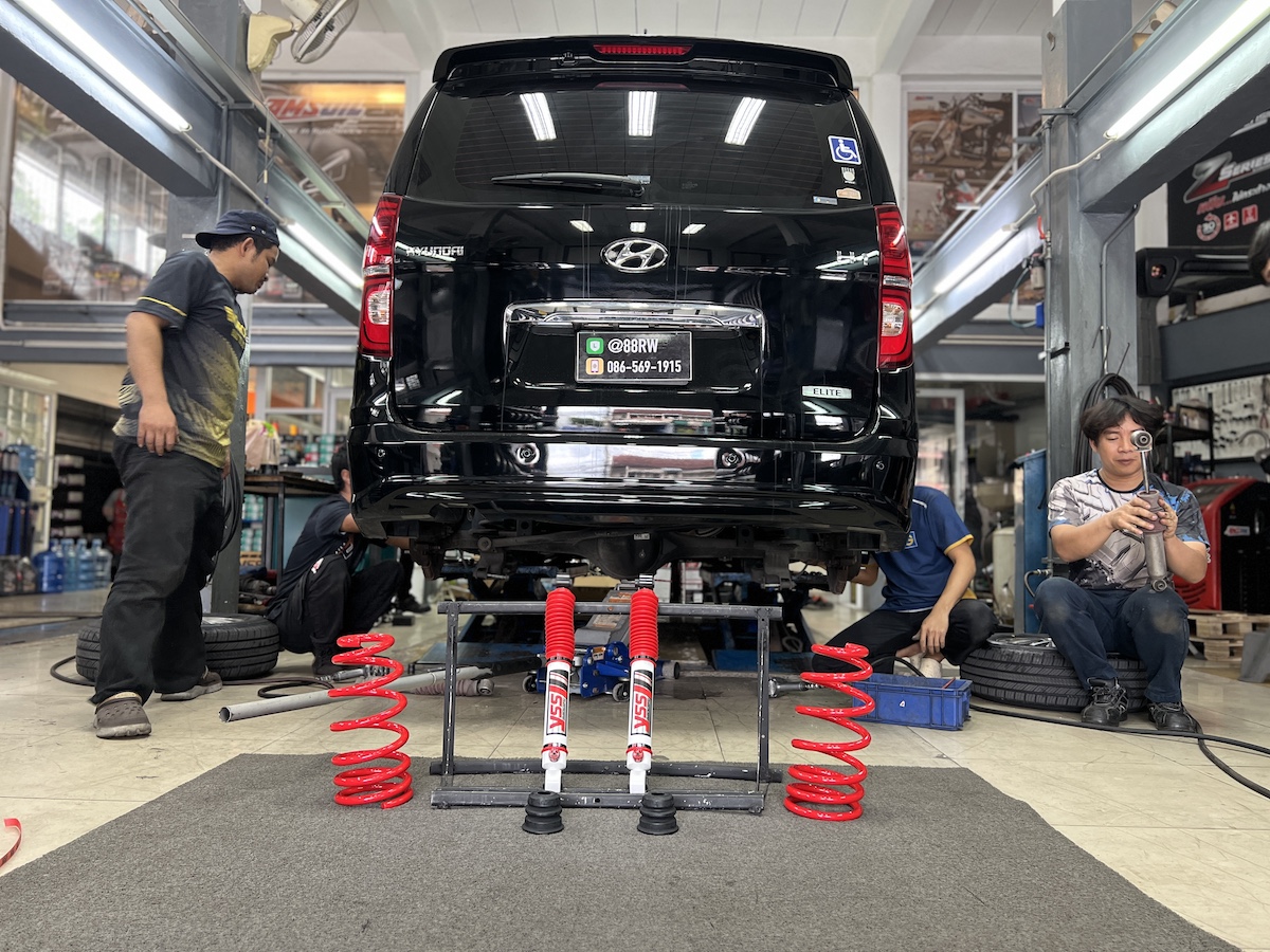 Hyundai H1 | โช้คอัพหลัง YSS DTG Plus + สปริง YSS Performance | แก้รถตู้โคลงเคลง นุ่มหนึบ ปรับ 7 ระดับ - ยางเจริญรุ่งเรือง  ใครใช้ Hyundai H1 แล้วรู้สึกว่ารถตู้โดยสารมีอาการ ท้ายโยน, ย้วยส่าย หรือ โคลงเคลงหนัก เมื่อเข้าโค้ง... ถึงเวลาอัปเกรดชุดใหญ่เพื่อความมั่นคงและความสบายระดับ VIP แล้วครับ!  เราจัดชุดอัปเกรดเพื่อสมรรถนะและความนิ่งสูงสุด!  โช้คอัพ YSS DTG Plus คู่หลัง: โช้คอัพหลังปรับความหนืดได้ 7 ระดับ (6 คลิ๊ก) ช่วยควบคุมอาการโยนตัวของท้ายรถได้อย่างตรงจุด  สปริง YSS Performance (หน้า/หลัง): สปริงที่ออกแบบมาเพื่อ บาลานซ์น้ำหนักรถตู้ โดยเฉพาะ ช่วยให้รถนิ่งและลดอาการโคลงเคลงของตัวรถ  VVSC Technology: โช้คอัพทำงานอัจฉริยะ ให้ความนุ่มนวลเมื่อขับช้า และหนึบแน่นเมื่อใช้ความเร็ว  จบครบในที่เดียว: ติดตั้ง Setup และบริการ ตั้งศูนย์ (Hunter) ที่ร้าน ยางเจริญรุ่งเรือง นนทบุรี  สิ่งที่จะได้รับหลังจากเข้ารับบริการ:  นิ่งสนิท มั่นใจ: รถโคลงเคลงน้อยลงอย่างชัดเจน ผู้โดยสารนั่งสบายยิ่งขึ้น  ควบคุมแม่นยำ: พวงมาลัยตอบสนองดีขึ้น หายขาดจากอาการท้ายโยน  คุ้มค่าทนทาน: อะไหล่คุณภาพสูงที่วางใจได้ในทุกการเดินทาง   ยกระดับรถตู้ของคุณให้ขับขี่ปลอดภัยและสบายที่สุด! นัดหมายเข้ารับบริการได้เลยครับ   สอบถามข้อมูลเพิ่มเติม หรือนัดหมายเข้ารับบริการ ️ : 08-6569-1915 ️ : 08-6544-5963  Line id : @88rw  Location : https://goo.gl/maps/HrNUAZXPN94KvxZ98  Facebook : https://www.facebook.com/88rwtire  #Hyundai #H1 #รถตู้ #YSS #DTGPlus #YSSPerformance #โช้คอัพ #ช่วงล่าง #แก้รถโคลง #ยางเจริญรุ่งเรือง #นนทบุรี #งามวงศ์วาน #ตั้งศูนย์