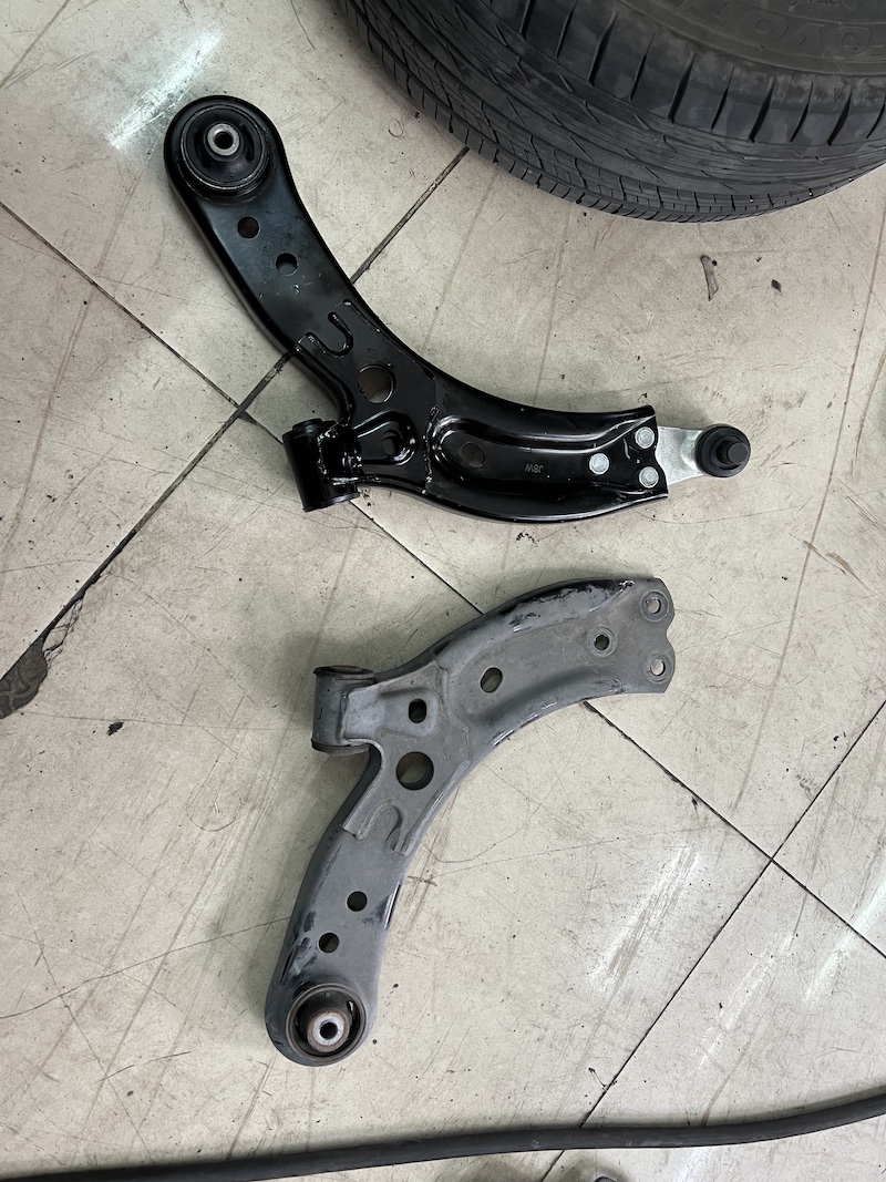 MG ZS EV | โช้คอัพ Monroe OE Spectrum | คืนความนุ่มนวล ลดอาการดีด/โคลง - ยางเจริญรุ่งเรือง นนทบุรี  MG ZS EV คันนี้...อัปเกรดความสบายให้เหนือกว่า!   ใครใช้ MG ZS EV แล้วรู้สึกว่าช่วงล่างยัง แข็งกระด้าง หรือต้องการความนุ่มนวลและมั่นใจที่ลงตัว... ถึงเวลาเปลี่ยนโช้คอัพใหม่ เพื่อความมั่นใจและสบายกว่าที่เคย!  เราขอแนะนำชุดอัปเกรดที่ครบจบในชุดเดียว! ติดตั้งโช้คอัพ Monroe OE Spectrum พร้อมอะไหล่ส่วนควบใหม่ครบชุด  สิ่งที่จะได้รับหลังจากติดตั้ง:  ฟีลลิ่งแบบรถยุโรป: โช้คอัพ Monroe OE Spectrum ให้ความ นุ่มนวล และยืดหยุ่นสูง ขับสบายในทุกสภาพถนน  ไร้กังวลเรื่องเสียง: เทคโนโลยี ICV ช่วยลดแรงสั่นสะเทือนและเสียงรบกวนในห้องโดยสาร ทำให้การขับขี่เงียบขึ้น  ทนทานกว่าเดิม: ผลิตด้วยวัสดุคุณภาพสูง ทนทานต่อการใช้งาน และยืดอายุการใช้งานของช่วงล่าง  ความมั่นคงที่เพิ่มขึ้น: รถทรงตัวได้นิ่งขึ้น ลดอาการโคลงเคลง เข้าโค้งมั่นใจ (สำคัญต่อรถ EV ที่มีน้ำหนักมาก)  เหมาะสำหรับใคร?  เจ้าของ MG ZS EV ที่ต้องการความสบายในการขับขี่ประจำวัน  ผู้ที่ต้องการอัปเกรดช่วงล่างให้มีความมั่นคง ปลอดภัย และนุ่มนวลยิ่งขึ้น   สำหรับเจ้าของ MG ZS EV ที่อยากได้ฟีลลิ่งขับขี่ที่สบายขึ้น แต่มั่นใจกว่าเดิม Monroe OE Spectrum คือคำตอบ!   สอบถามข้อมูลเพิ่มเติม หรือนัดหมายเข้ารับบริการ ️ : 08-6569-1915 ️ : 08-6544-5963  Line id : @88rw  Location : https://goo.gl/maps/HrNUAZXPN94KvxZ98  Facebook : https://www.facebook.com/88rwtire  #MG #MGZSEV #รถEV #Monroe #OESpectrum #โช้คอัพ #ช่วงล่าง #ยางเจริญรุ่งเรือง #นนทบุรี #งามวงศ์วาน #ตั้งศูนย์ #อะไหล่ช่วงล่าง