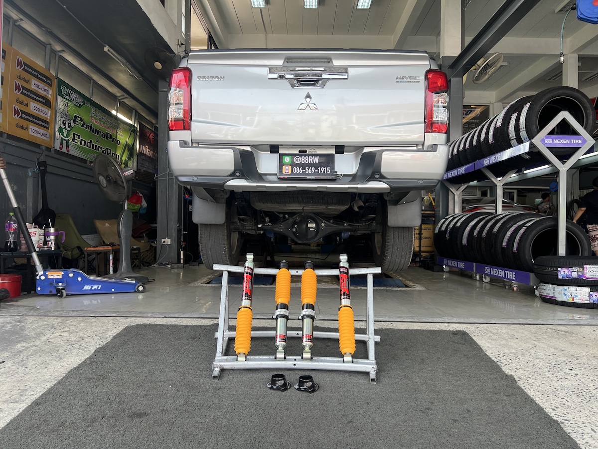  Mitsubishi Triton Plus อัปเกรดช่วงล่างใหม่!  ติดตั้ง YSS E Series โช้คอัพพรีเมียม  Triton Plus คันนี้ เลือกอัปเกรดช่วงล่างด้วย YSS E Series เพื่อเพิ่มทั้งความนุ่มและความหนึบขณะขับขี่ ให้สมดุลลงตัวสำหรับการใช้งานทุกวัน    Highlight YSS E Series  ระบบ MONOTUBE กระบอกเดียว: ตอบสนองไว คุมได้ทุกสถานการณ์ วาล์ว VVSC อัตโนมัติ: คุมแรงหน่วงให้ขับนุ่มในเมือง แต่หนึบมั่นใจเวลาใช้ความเร็ว อลูมิเนียมเกรดอากาศยาน: น้ำหนักเบา ระบายความร้อนเร็ว ใช้งานต่อเนื่องไม่เฟด แกนเคลือบพิเศษ: ทนรอยขีดข่วน ยืดอายุการใช้งาน ฟีลลิ่งที่ได้: นุ่มนวลบนถนนปกติ หนึบแน่นเวลาเข้าโค้ง   สำหรับเจ้าของ Triton Plus ที่อยากได้ฟีลลิ่งขับขี่ที่ สบายขึ้น แต่มั่นใจกว่าเดิม ทั้งการขับในเมืองและเดินทางไกล YSS E Series คือคำตอบ   สอบถามข้อมูลเพิ่มเติม หรือนัดหมายเข้ารับบริการ ️ : 08-6569-1915 ️ : 08-6544-5963  Line id : @88rw  Location : https://goo.gl/maps/HrNUAZXPN94KvxZ98  Facebook : https://www.facebook.com/88rwtire  #Mitsubishi #Triton #TritonPlus #YSS #YSSSuspension #ESeries #โช้คอัพ #ช่วงล่าง #ยางเจริญรุ่งเรือง #นนทบุรี #งามวงศ์วาน #ยางรถยนต์นนทบุรี #ช่วงล่างรถยนต์ #โช้คอัพรถยนต์