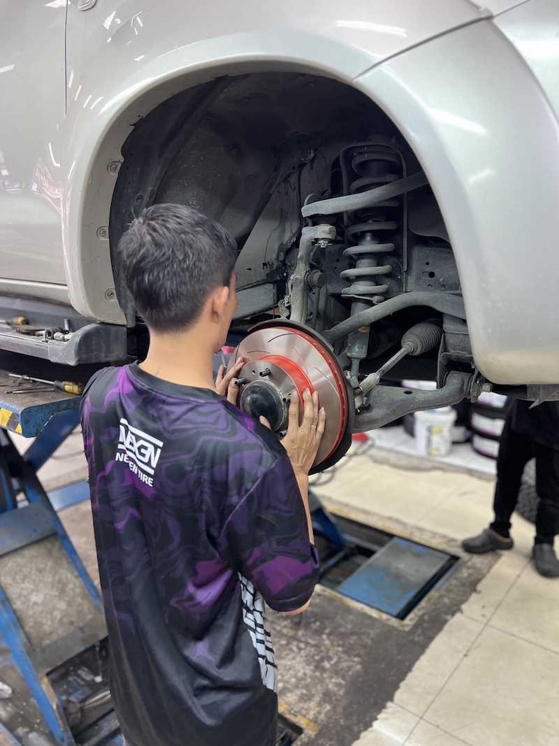 Toyota Fortuner 2005 | อัปเกรดจานเบรก TRW XPS + ผ้าเบรก YOSHI ALPHA| เบรกมั่นใจ - ยางเจริญรุ่งเรือง นนทบุรี อัปเกรดเบรกคุณภาพพรีเมียม!  จานเบรก TRW XPS (เซาะร่อง): จานเบรกสมรรถนะสูง ช่วยระบายความร้อนได้อย่างรวดเร็ว ลดปัญหาเบรกเฟดและอาการจานโก่ง  ผ้าเบรก YOSHI ALPHA: ผ้าเบรกเกรด SUV/Pickup ที่ให้แรงเบรกหนึบแน่น ทนความร้อนสูง เหมาะสำหรับรถที่บรรทุกหรือวิ่งทางไกล สิ่งที่จะได้รับหลังจากติดตั้ง: เบรกสั้น คุมอยู่: เพิ่มแรงเบรกได้อย่างชัดเจน มั่นใจได้ทุกครั้งที่เหยียบ ทนร้อน ไม่เฟด: ระบบเบรกทำงานได้อย่างเสถียร แม้มีการเบรกหนักต่อเนื่อง จบครบในที่เดียว: ติดตั้งโดยทีมช่างผู้เชี่ยวชาญ พร้อมบริการเจียรจานและ ตั้งศูนย์ เพื่อให้รถคุณปลอดภัย 100% เหมาะสำหรับใคร? เจ้าของ Fortuner ที่ต้องการยกระดับความปลอดภัยและความมั่นใจในการเบรกให้ดีกว่า OEM ผู้ที่ใช้งานรถบรรทุก หรือเดินทางไกลเป็นประจำ  อย่ามองข้ามความปลอดภัย! อัปเกรดชุดเบรกกับเราวันนี้ครับ  สอบถามข้อมูลเพิ่มเติม หรือนัดหมายเข้ารับบริการ ️ : 08-6569-1915 ️ : 08-6544-5963  Line id : @88rw  Location : https://goo.gl/maps/HrNUAZXPN94KvxZ98  Facebook : https://www.facebook.com/88rwtire #Toyota #Fortuner #TRW #yoshi #alpha #ผ้าเบรก #จานเบรก #ระบบเบรก #ช่วงล่าง #ยางเจริญรุ่งเรือง #นนทบุรี #ตั้งศูนย์