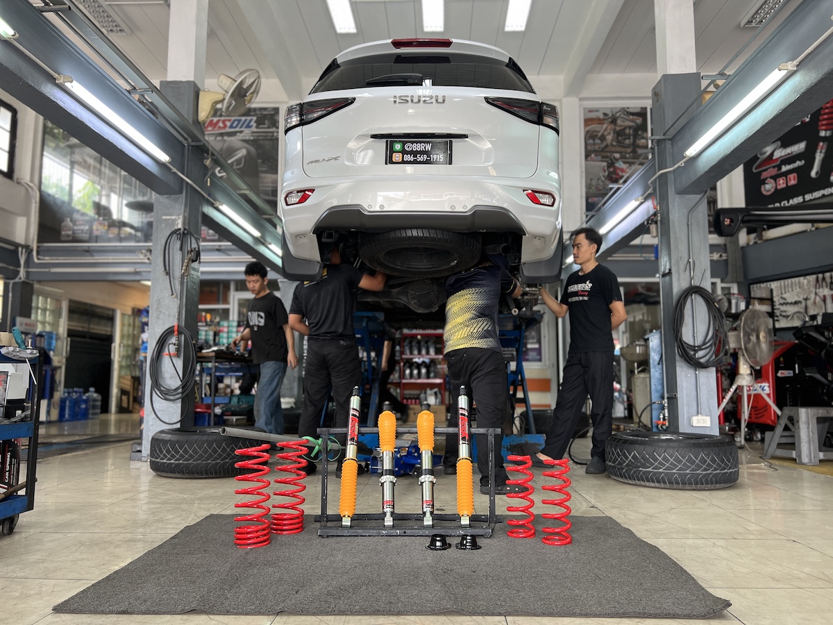 Isuzu MU-X 2023 | โช้คอัพ YSS E-Series + สปริง YSS โหลด 1.5/2 นิ้ว | หนึบ ขับสบาย สวยลงตัว - ยางเจริญรุ่งเรือง MU-X 2023 คันนี้...หล่อลงตัว! โหลดเตี้ย สวย หนึบ ขับสบาย! ใครใช้ Isuzu MU-X ปี 2023 แล้วอยากได้ฟีลลิ่งการขับขี่ที่ หนึบแน่น ไม่โคลงเคลง พร้อม จัดทรงรถให้สวยงามลงตัว... ถึงเวลาเปลี่ยนมาใช้ชุดอัปเกรดที่ครบจบในที่เดียวแล้วครับ! ติดตั้งชุดโช้คอัพ YSS E-Series พร้อมสปริง YSS Performance (สเปคโหลด) โหลดหน้า 1.5 นิ้ว / โหลดหลัง 2 นิ้ว (ความสูงที่ลงตัว) สิ่งที่จะได้รับหลังจากติดตั้ง: หล่อลงตัว: จัดทรงรถ SUV ให้สวยงาม สปอร์ต และลงตัว หนึบ...ขับสบาย: โช้คอัพ YSS E-Series (Monotube) พร้อมเทคโนโลยี VVSC ช่วยให้รถนุ่มนวลและหนึบแน่นเมื่อใช้ความเร็ว ลดอาการโคลงเคลง: สปริง YSS Performance ออกแบบมาเพื่อบาลานซ์น้ำหนักและลดอาการโยนตัวของรถได้อย่างมีประสิทธิภาพ จบครบในที่เดียว: ติดตั้ง Setup และตั้งศูนย์โดยทีมช่างผู้เชี่ยวชาญ เหมาะสำหรับใคร? เจ้าของ MU-X ที่ต้องการ ความสวยงามจากการโหลดเตี้ย แต่ยังคงใช้งานในชีวิตประจำวันได้อย่างสบาย ผู้ที่ต้องการยกระดับ Performance ให้ดีกว่าโช้คเดิมติดรถ เปลี่ยนรถคุณให้หล่อลงตัวและขับสนุกกว่าเดิม! นัดหมายเข้ารับบริการได้เลยครับ สอบถามข้อมูลเพิ่มเติม หรือนัดหมายเข้ารับบริการ ️ : 08-6569-1915 ️ : 08-6544-5963 Line id : @88rw Location : https://goo.gl/maps/HrNUAZXPN94KvxZ98 Facebook : https://www.facebook.com/88rwtire #Isuzu #Mux #Mux2023 #YSS #YSSSuspension #ESeries #YSSPerformance #โหลดเตี้ย #โช้คอัพ #ช่วงล่าง #ยางเจริญรุ่งเรือง #นนทบุรี #งามวงศ์วาน #ตั้งศูนย์ Isuzu MU-X 2023 | โช้คอัพ YSS E-Series + สปริง YSS โหลด 1.5/2 นิ้ว | หนึบ ขับสบาย สวยลงตัว - ยางเจริญรุ่งเรือง MU-X 2023 คันนี้...หล่อลงตัว! โหลดเตี้ย สวย หนึบ ขับสบาย! ใครใช้ Isuzu MU-X ปี 2023 แล้วอยากได้ฟีลลิ่งการขับขี่ที่ หนึบแน่น ไม่โคลงเคลง พร้อม จัดทรงรถให้สวยงามลงตัว... ถึงเวลาเปลี่ยนมาใช้ชุดอัปเกรดที่ครบจบในที่เดียวแล้วครับ! ติดตั้งชุดโช้คอัพ YSS E-Series พร้อมสปริง YSS Performance (สเปคโหลด) โหลดหน้า 1.5 นิ้ว / โหลดหลัง 2 นิ้ว (ความสูงที่ลงตัว) สิ่งที่จะได้รับหลังจากติดตั้ง: หล่อลงตัว: จัดทรงรถ SUV ให้สวยงาม สปอร์ต และลงตัว หนึบ...ขับสบาย: โช้คอัพ YSS E-Series (Monotube) พร้อมเทคโนโลยี VVSC ช่วยให้รถนุ่มนวลและหนึบแน่นเมื่อใช้ความเร็ว ลดอาการโคลงเคลง: สปริง YSS Performance ออกแบบมาเพื่อบาลานซ์น้ำหนักและลดอาการโยนตัวของรถได้อย่างมีประสิทธิภาพ จบครบในที่เดียว: ติดตั้ง Setup และตั้งศูนย์โดยทีมช่างผู้เชี่ยวชาญ เหมาะสำหรับใคร? เจ้าของ MU-X ที่ต้องการ ความสวยงามจากการโหลดเตี้ย แต่ยังคงใช้งานในชีวิตประจำวันได้อย่างสบาย ผู้ที่ต้องการยกระดับ Performance ให้ดีกว่าโช้คเดิมติดรถ เปลี่ยนรถคุณให้หล่อลงตัวและขับสนุกกว่าเดิม! นัดหมายเข้ารับบริการได้เลยครับ สอบถามข้อมูลเพิ่มเติม หรือนัดหมายเข้ารับบริการ ️ : 08-6569-1915 ️ : 08-6544-5963 Line id : @88rw Location : https://goo.gl/maps/HrNUAZXPN94KvxZ98 Facebook : https://www.facebook.com/88rwtire #Isuzu #Mux #Mux2023 #YSS #YSSSuspension #ESeries #YSSPerformance #โหลดเตี้ย #โช้คอัพ #ช่วงล่าง #ยางเจริญรุ่งเรือง #นนทบุรี #งามวงศ์วาน #ตั้งศูนย์