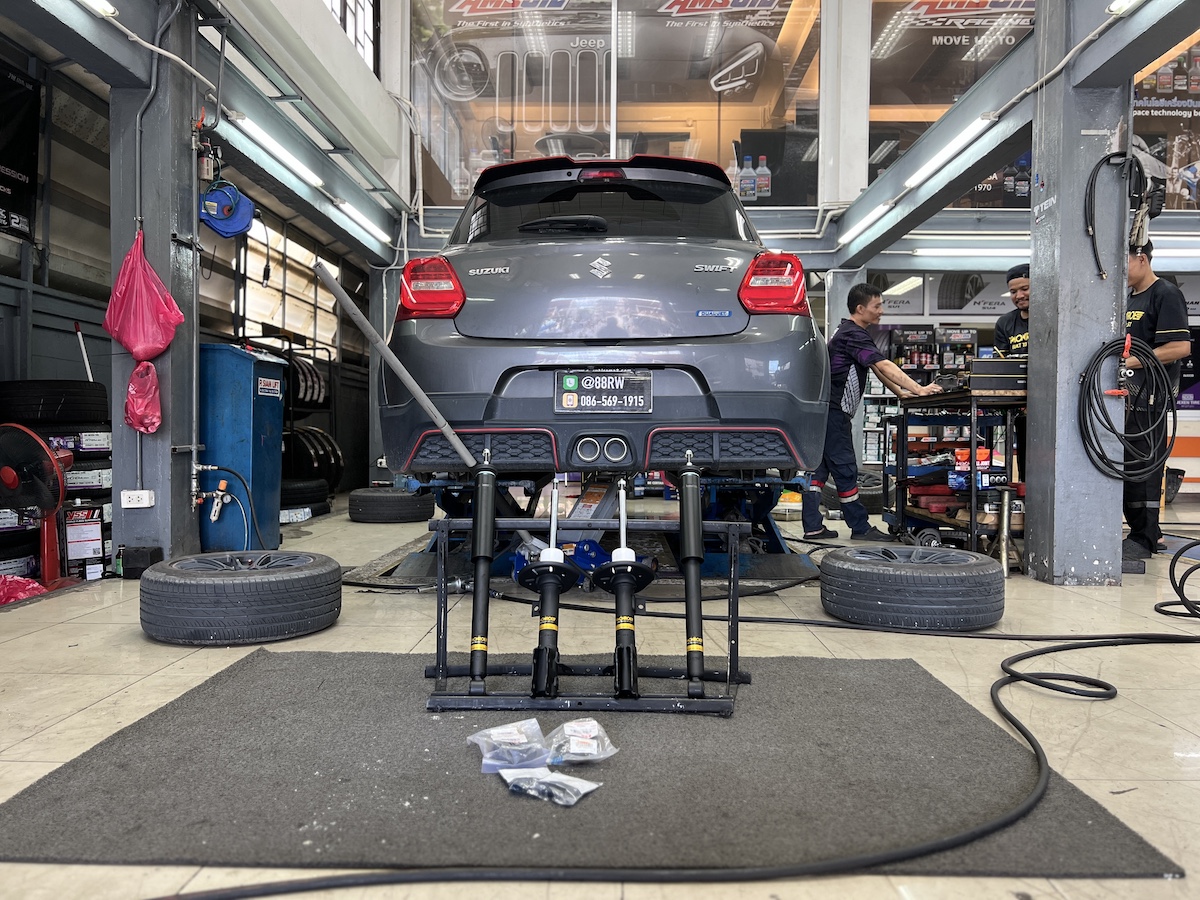 Suzuki Swift 1.2 | โช้คอัพ Monroe OE Spectrum | คืนความนุ่มนวล สบายสไตล์ยุโรป - ยางเจริญรุ่งเรือง นนทบุรี  เราขอแนะนำชุดอัปเกรดที่ครบจบในชุดเดียว! ติดตั้งโช้คอัพ Monroe OE Spectrum พร้อมอะไหล่ส่วนควบใหม่ทั้งหมด  สิ่งที่จะได้รับหลังจากติดตั้ง:  ฟีลลิ่งแบบรถยุโรป: โช้คอัพ Monroe OE Spectrum ให้ความ นุ่มนวล และยืดหยุ่นสูง ขับสบายในทุกสภาพถนน  ไร้กังวลเรื่องเสียง: เทคโนโลยี ICV ช่วยลดแรงสั่นสะเทือนและเสียงรบกวนในห้องโดยสาร ทำให้การขับขี่เงียบขึ้น  ทนทานกว่าเดิม: ผลิตด้วยวัสดุคุณภาพสูง ทนทานต่อการใช้งาน และยืดอายุการใช้งานของช่วงล่าง  ความมั่นคงที่เพิ่มขึ้น: รถทรงตัวได้นิ่งขึ้น ลดอาการโคลงเคลง เข้าโค้งมั่นใจ  เหมาะสำหรับใคร?  เจ้าของ Suzuki Swift ที่ต้องการความสบายในการขับขี่ประจำวัน  ผู้ที่ต้องการอัปเกรดช่วงล่างให้มีความมั่นคง ปลอดภัย และนุ่มนวลยิ่งขึ้น   สำหรับเจ้าของ Swift ที่อยากได้ฟีลลิ่งขับขี่ที่สบายขึ้น แต่มั่นใจกว่าเดิม Monroe OE Spectrum คือคำตอบ!   สอบถามข้อมูลเพิ่มเติม หรือนัดหมายเข้ารับบริการ ️ : 08-6569-1915 ️ : 08-6544-5963  Line id : @88rw  Location : https://goo.gl/maps/HrNUAZXPN94KvxZ98  Facebook : https://www.facebook.com/88rwtire  #Suzuki #Swift #Swift12 #Monroe #OESpectrum #โช้คอัพ #ช่วงล่าง #ยางเจริญรุ่งเรือง #นนทบุรี #งามวงศ์วาน #ตั้งศูนย์ #อะไหล่ช่วงล่าง