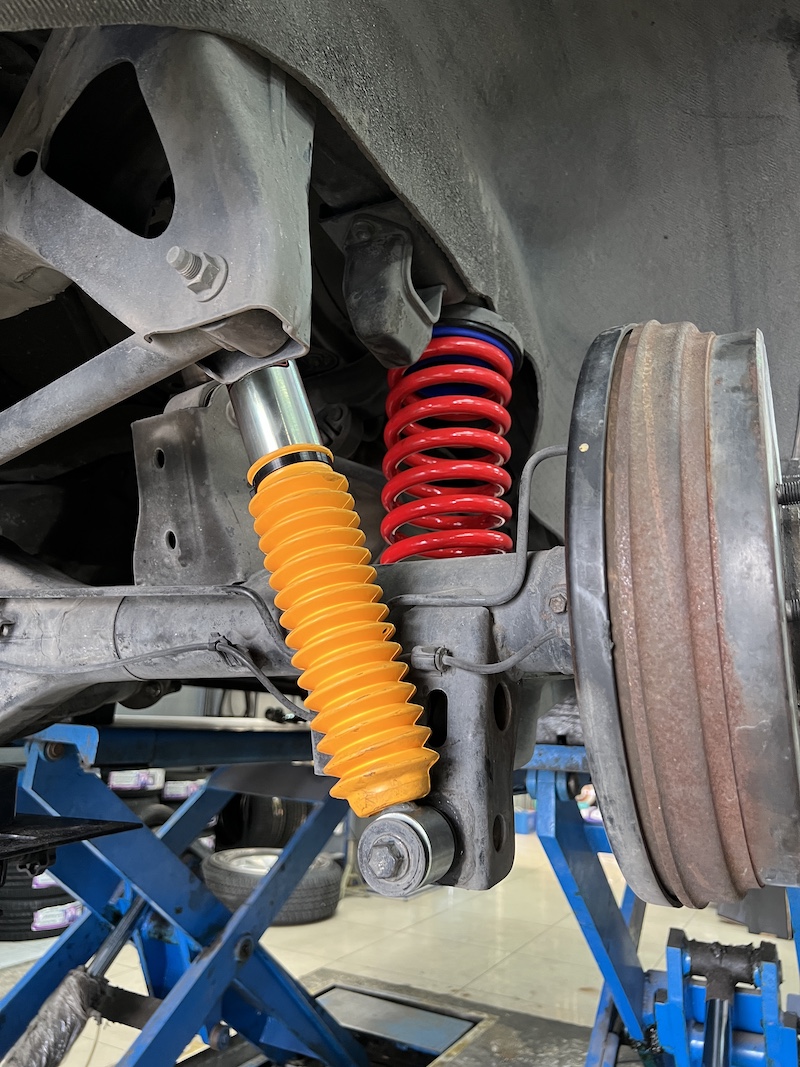 Toyota Fortuner 2005 | โช้ค YSS E-Series + สปริง YSS Performance | แก้ปัญหากระแทกท้ายรถ - ยางเจริญรุ่งเรือง Fortuner 2005 คันนี้...จบปัญหา "ท้ายกระแทก" เวลานั่งเต็มคัน! ใครใช้ Toyota Fortuner (Gen 1) แล้วเจอปัญหาใหญ่เวลาเดินทางกับครอบครัว คือ "ท้ายกระแทก" หรือ "ช่วงล่างทรุด" เมื่อมีผู้โดยสารด้านหลัง... ถึงเวลาอัปเกรดชุดใหญ่ที่แก้ปัญหาได้ตรงจุดแล้วครับ! เราจัดชุดอัปเกรดสมรรถนะ พร้อมแก้ไขปัญหาความแข็งแรงของช่วงล่าง: โช้คอัพ YSS E-Series: โช้คอัพ Monotube คุณภาพสูง คืนความหนึบแน่น และลดอาการโคลงเคลง สปริง YSS Performance (ความสูงเดิม): สปริงที่ออกแบบมาเพื่อ รองรับน้ำหนักและบาลานซ์รถ PPV โดยเฉพาะ ช่วยให้รถไม่ทรุด/ไม่กระแทกง่ายเมื่อบรรทุกเต็มคัน เปลี่ยน บู้ชปีกนกล่าง และ ลูกหมากปีกนกล่างใหม่: คืนความแม่นยำและความแข็งแรงของจุดยึดช่วงล่าง สิ่งที่จะได้รับหลังจากเข้ารับบริการ: หายขาดจากอาการท้ายกระแทก: รถทรงตัวได้ดีเยี่ยมแม้มีผู้โดยสารเต็มคัน หนึบ นิ่ง ขับสบาย: ได้ฟีลลิ่งการขับขี่ที่มั่นคงปลอดภัยกว่าโช้คเดิมที่เสื่อมสภาพ ความทนทานสูงสุด: ชิ้นส่วนช่วงล่างใหม่ทำงานร่วมกับโช้คอัพและสปริง Performance อย่างสมบูรณ์แบบ จบครบในที่เดียว: ติดตั้ง Setup และตั้งศูนย์โดยทีมช่างผู้เชี่ยวชาญ อย่าปล่อยให้ผู้โดยสารบ่น! อัปเกรดช่วงล่างที่แก้ปัญหาได้จริงกับเราวันนี้ครับ สอบถามข้อมูลเพิ่มเติม หรือนัดหมายเข้ารับบริการ ️ : 08-6569-1915 ️ : 08-6544-5963 Line id : @88rw Location : https://goo.gl/maps/HrNUAZXPN94KvxZ98 Facebook : https://www.facebook.com/88rwtire #Toyota #Fortuner #Fortuner2005 #YSS #ESeries #YSSPerformance #แก้ท้ายกระแทก #โช้คอัพ #ช่วงล่าง #ยางเจริญรุ่งเรือง #นนทบุรี #งามวงศ์วาน #ตั้งศูนย์ Toyota Fortuner 2005 | โช้ค YSS E-Series + สปริง YSS Performance | แก้ปัญหากระแทกท้ายรถ - ยางเจริญรุ่งเรือง Fortuner 2005 คันนี้...จบปัญหา "ท้ายกระแทก" เวลานั่งเต็มคัน! ใครใช้ Toyota Fortuner (Gen 1) แล้วเจอปัญหาใหญ่เวลาเดินทางกับครอบครัว คือ "ท้ายกระแทก" หรือ "ช่วงล่างทรุด" เมื่อมีผู้โดยสารด้านหลัง... ถึงเวลาอัปเกรดชุดใหญ่ที่แก้ปัญหาได้ตรงจุดแล้วครับ! เราจัดชุดอัปเกรดสมรรถนะ พร้อมแก้ไขปัญหาความแข็งแรงของช่วงล่าง: โช้คอัพ YSS E-Series: โช้คอัพ Monotube คุณภาพสูง คืนความหนึบแน่น และลดอาการโคลงเคลง สปริง YSS Performance (ความสูงเดิม): สปริงที่ออกแบบมาเพื่อ รองรับน้ำหนักและบาลานซ์รถ PPV โดยเฉพาะ ช่วยให้รถไม่ทรุด/ไม่กระแทกง่ายเมื่อบรรทุกเต็มคัน เปลี่ยน บู้ชปีกนกล่าง และ ลูกหมากปีกนกล่างใหม่: คืนความแม่นยำและความแข็งแรงของจุดยึดช่วงล่าง สิ่งที่จะได้รับหลังจากเข้ารับบริการ: หายขาดจากอาการท้ายกระแทก: รถทรงตัวได้ดีเยี่ยมแม้มีผู้โดยสารเต็มคัน หนึบ นิ่ง ขับสบาย: ได้ฟีลลิ่งการขับขี่ที่มั่นคงปลอดภัยกว่าโช้คเดิมที่เสื่อมสภาพ ความทนทานสูงสุด: ชิ้นส่วนช่วงล่างใหม่ทำงานร่วมกับโช้คอัพและสปริง Performance อย่างสมบูรณ์แบบ จบครบในที่เดียว: ติดตั้ง Setup และตั้งศูนย์โดยทีมช่างผู้เชี่ยวชาญ อย่าปล่อยให้ผู้โดยสารบ่น! อัปเกรดช่วงล่างที่แก้ปัญหาได้จริงกับเราวันนี้ครับ สอบถามข้อมูลเพิ่มเติม หรือนัดหมายเข้ารับบริการ ️ : 08-6569-1915 ️ : 08-6544-5963 Line id : @88rw Location : https://goo.gl/maps/HrNUAZXPN94KvxZ98 Facebook : https://www.facebook.com/88rwtire #Toyota #Fortuner #Fortuner2005 #YSS #ESeries #YSSPerformance #แก้ท้ายกระแทก #โช้คอัพ #ช่วงล่าง #ยางเจริญรุ่งเรือง #นนทบุรี #งามวงศ์วาน #ตั้งศูนย์