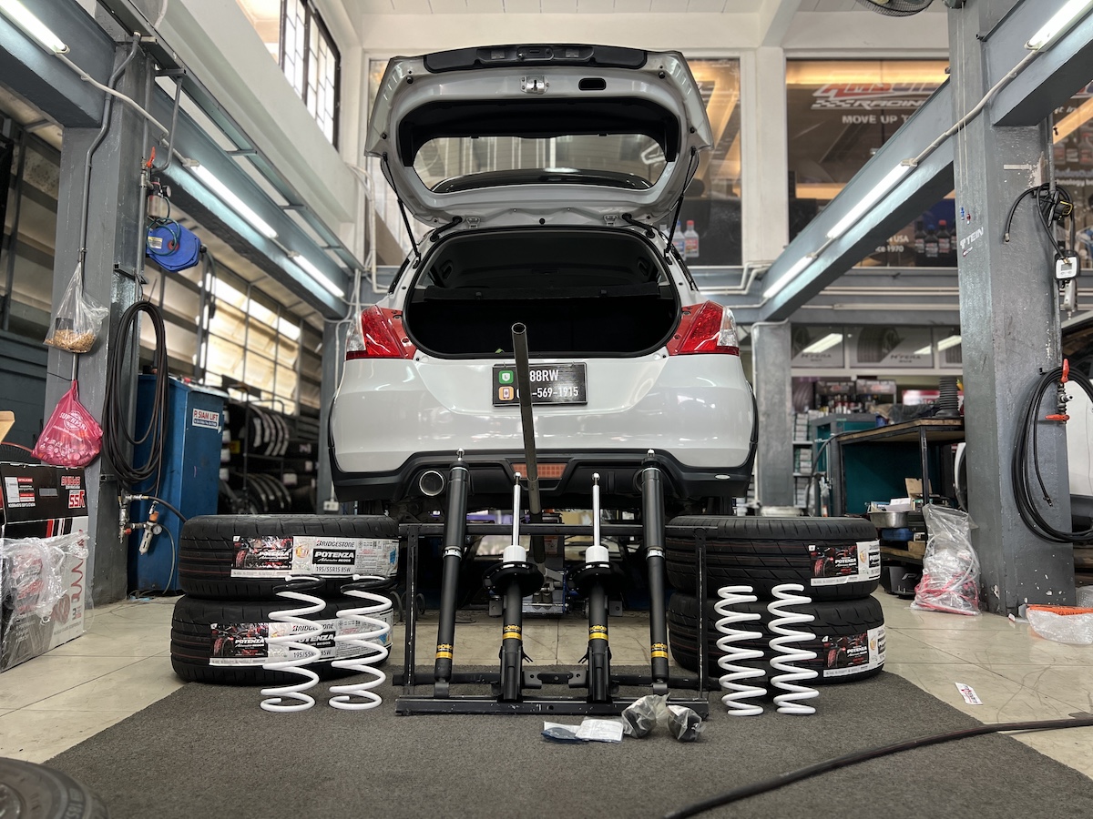 Suzuki Swift 1.2 | โช้ค Monroe OE Spectrum + สปริง YSS Comfort + ยาง Potenza RE005 | จบปัญหาสั่น/ดีด - ยางเจริญรุ่งเรือง นนทบุรี  ใครใช้ Suzuki Swift 1.2 (ปี 2014) แล้วเจอปัญหาครบวงจร ทั้งช่วงล่าง แข็ง/ดีด, รถสั่น เวลาออกตัว, และถึงเวลาเปลี่ยนยางชุดใหม่... เราจัดเต็มชุดฟื้นฟู Performance และ Comfort ให้กลับมาสมบูรณ์แบบแล้วครับ!  เราจัดชุดใหญ่! ฟื้นฟูสมรรถนะและความสบายแบบครบวงจร!  โช้คอัพ Monroe OE Spectrum + สปริง YSS Comfort: ชุด Comfort Hybrid ที่ให้ความ นุ่มนวลสูง ลดอาการดีดของรถเล็กได้อย่างชัดเจน  ยางรองแท่นเครื่องแท้ 3 จุด: แก้ปัญหาอาการ สั่น ของเครื่องยนต์ ให้รถกลับมานิ่งสนิท  ยาง Bridgestone Potenza RE005 (195/55R15): ยางสมรรถนะสูงที่เน้นการ ยึดเกาะถนน และ ความแม่นยำในการขับขี่  จบครบทุกขั้นตอน: ติดตั้งอะไหล่และยางใหม่ทั้งหมด พร้อมบริการ ตั้งศูนย์ (Hunter) ที่แม่นยำ  สิ่งที่จะได้รับหลังจากเข้ารับบริการ:  รถนิ่งสนิท: หายขาดจากอาการสั่นของเครื่องยนต์  ขับสบาย มั่นใจ: ช่วงล่างนุ่มขึ้น แต่เกาะถนนด้วยยาง Potenza ที่ยอดเยี่ยม  ความปลอดภัยเต็มพิกัด: ทุกชิ้นส่วนทำงานสมบูรณ์แบบ 100%   อย่าทนกับอาการสั่น! แวะมาให้เราตรวจเช็กและอัปเกรดความมั่นใจวันนี้ครับ   สอบถามข้อมูลเพิ่มเติม หรือนัดหมายเข้ารับบริการ ️ : 08-6569-1915 ️ : 08-6544-5963  Line id : @88rw  Location : https://goo.gl/maps/HrNUAZXPN94KvxZ98  Facebook : https://www.facebook.com/88rwtire  #Suzuki #Swift #Monroe #YSS #Bridgestone #Potenza #ยางรองแท่นเครื่อง #ช่วงล่าง #โช้คอัพ #ยางเจริญรุ่งเรือง #นนทบุรี #งามวงศ์วาน #ตั้งศูนย์ #ร้านซ่อมช่วงล่างดีๆใกล้ฉัน