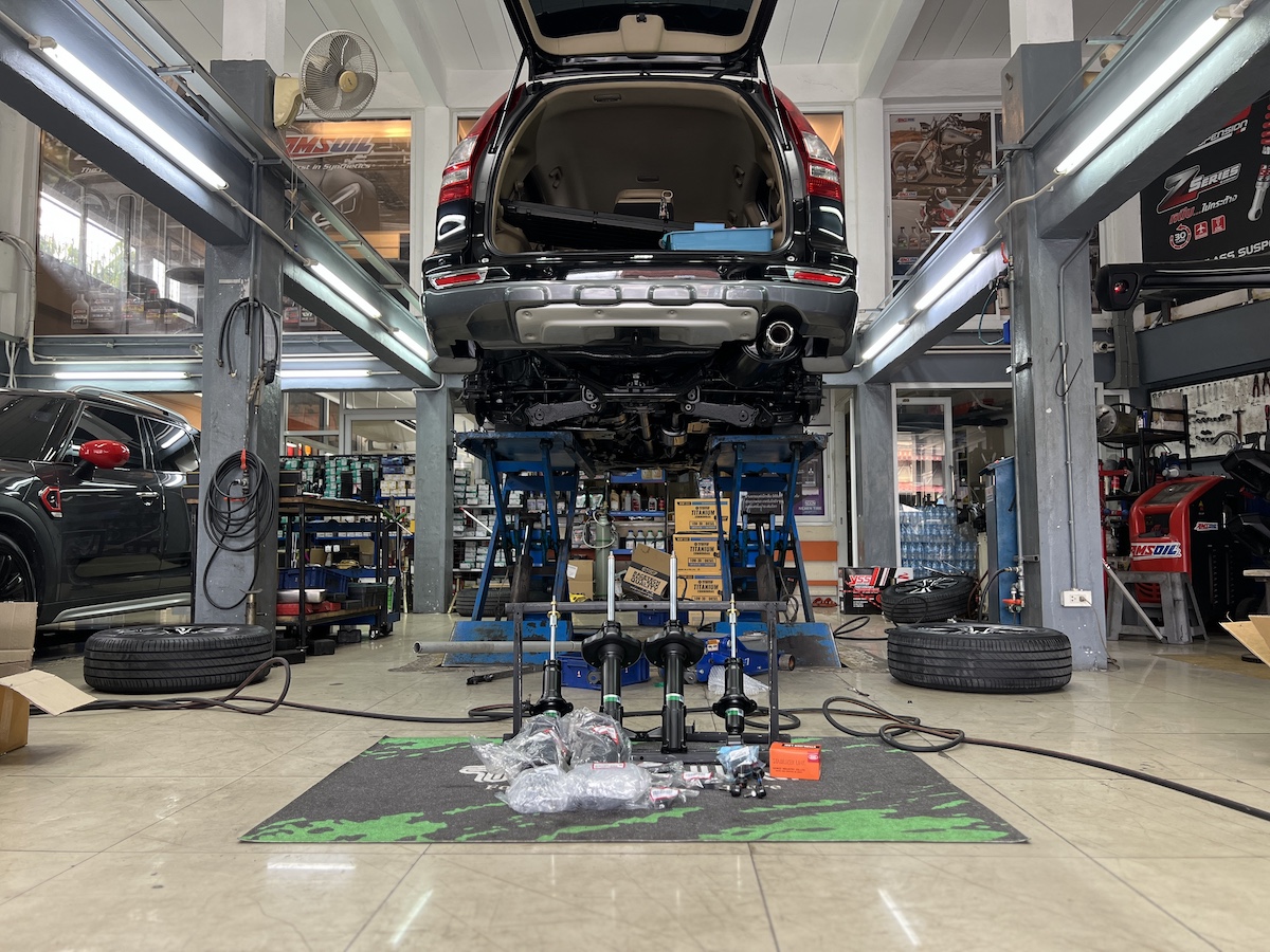 Honda CRV Gen3 | โช้คอัพ Tein EnduraPro Basic + ลูกหมาก 555 ญี่ปุ่นแท้ | คืนความหนึบแน่น - ยางเจริญรุ่งเรือง เราจัดชุดอัปเกรดช่วงล่างคุณภาพสูง! โช้คอัพ Tein EnduraPro Basic: คืนความ หนึบแน่น สไตล์ญี่ปุ่น ด้วยเทคโนโลยี H.B.S. ช่วยซับแรงกระแทกจากหลุมบ่อ ลูกหมากชุดใหญ่ (ตอง 5 ญี่ปุ่นแท้): เปลี่ยนชุดลูกหมากที่จำเป็นด้วยอะไหล่ "แน่น เหนียว ทนทาน" จาก Sankei 555 คืนความแม่นยำให้ระบบบังคับเลี้ยว สิ่งที่จะได้รับหลังจากติดตั้ง: ช่วงล่างหนึบ มั่นคง: เข้าโค้งมั่นใจ ลดอาการโคลงเคลง พร้อมการซับแรงกระแทกที่ดีขึ้น พวงมาลัยแม่นยำ: แก้ปัญหาอาการหลวม, เสียงดัง และคืนความสมบูรณ์ให้การควบคุม คุณภาพพรีเมียม: ใช้โช้คอัพคุณภาพสูง และลูกหมากญี่ปุ่นแท้ที่ไว้ใจได้ในความทนทาน จบครบในที่เดียว: ติดตั้ง Setup และตั้งศูนย์โดยทีมช่างผู้เชี่ยวชาญ เหมาะสำหรับใคร? เจ้าของ CRV Gen3 ที่ต้องการฟื้นฟูช่วงล่างให้กลับมาสมบูรณ์แบบ 100% ผู้ที่ต้องการอะไหล่ที่ทนทาน เน้นความปลอดภัยและสมรรถนะการขับขี่ อย่าปล่อยให้อะไหล่เสื่อม! แวะมาตรวจเช็กกับผู้เชี่ยวชาญวันนี้ครับ สอบถามข้อมูลเพิ่มเติม หรือนัดหมายเข้ารับบริการ ️ : 08-6569-1915 ️ : 08-6544-5963 Line id : @88rw Location : https://goo.gl/maps/HrNUAZXPN94KvxZ98 Facebook : https://www.facebook.com/88rwtire #Honda #CRV #Tein #EnduraPro #ลูกหมาก555 #ช่วงล่าง #โช้คอัพ #ยางเจริญรุ่งเรือง #นนทบุรี #งามวงศ์วาน #ตั้งศูนย์ #อะไหล่ช่วงล่าง Honda CRV Gen3 | โช้คอัพ Tein EnduraPro Basic + ลูกหมาก 555 ญี่ปุ่นแท้ | คืนความหนึบแน่น - ยางเจริญรุ่งเรือง เราจัดชุดอัปเกรดช่วงล่างคุณภาพสูง! โช้คอัพ Tein EnduraPro Basic: คืนความ หนึบแน่น สไตล์ญี่ปุ่น ด้วยเทคโนโลยี H.B.S. ช่วยซับแรงกระแทกจากหลุมบ่อ ลูกหมากชุดใหญ่ (ตอง 5 ญี่ปุ่นแท้): เปลี่ยนชุดลูกหมากที่จำเป็นด้วยอะไหล่ "แน่น เหนียว ทนทาน" จาก Sankei 555 คืนความแม่นยำให้ระบบบังคับเลี้ยว สิ่งที่จะได้รับหลังจากติดตั้ง: ช่วงล่างหนึบ มั่นคง: เข้าโค้งมั่นใจ ลดอาการโคลงเคลง พร้อมการซับแรงกระแทกที่ดีขึ้น พวงมาลัยแม่นยำ: แก้ปัญหาอาการหลวม, เสียงดัง และคืนความสมบูรณ์ให้การควบคุม คุณภาพพรีเมียม: ใช้โช้คอัพคุณภาพสูง และลูกหมากญี่ปุ่นแท้ที่ไว้ใจได้ในความทนทาน จบครบในที่เดียว: ติดตั้ง Setup และตั้งศูนย์โดยทีมช่างผู้เชี่ยวชาญ เหมาะสำหรับใคร? เจ้าของ CRV Gen3 ที่ต้องการฟื้นฟูช่วงล่างให้กลับมาสมบูรณ์แบบ 100% ผู้ที่ต้องการอะไหล่ที่ทนทาน เน้นความปลอดภัยและสมรรถนะการขับขี่ อย่าปล่อยให้อะไหล่เสื่อม! แวะมาตรวจเช็กกับผู้เชี่ยวชาญวันนี้ครับ สอบถามข้อมูลเพิ่มเติม หรือนัดหมายเข้ารับบริการ ️ : 08-6569-1915 ️ : 08-6544-5963 Line id : @88rw Location : https://goo.gl/maps/HrNUAZXPN94KvxZ98 Facebook : https://www.facebook.com/88rwtire #Honda #CRV #Tein #EnduraPro #ลูกหมาก555 #ช่วงล่าง #โช้คอัพ #ยางเจริญรุ่งเรือง #นนทบุรี #งามวงศ์วาน #ตั้งศูนย์ #อะไหล่ช่วงล่าง