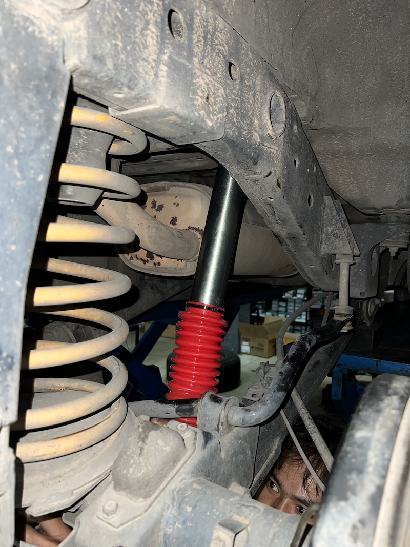 Mitsubishi Pajero 2013 อัปเกรดช่วงล่างและดูแลของเหลวชุดใหญ่ โช้คอัพ Profender Monotube 2.0 (สเปคยก 2 นิ้ว): * หนึบแน่น ทรงตัวดี: ระบบ Monotube ตอบสนองเร็ว ลดอาการโคลงเคลง * ตรงสเปคยกสูง: ออกแบบมาเพื่อรองรับระยะยืด-ยุบของรถยก 2 นิ้วโดยเฉพาะ เปลี่ยนถ่ายของเหลวพรีเมียม (ACDelco & Amsoil): * น้ำมันเครื่อง ACDelco: ดูแลเครื่องยนต์ให้ทำงานเต็มประสิทธิภาพ * น้ำมันเฟืองท้าย ACDelco: ช่วยลดการสึกหรอและเสียงหอนของชุดเฟืองท้าย * น้ำมัน Power Steering Amsoil: น้ำมันพาวเวอร์คุณภาพสูง เพื่อการควบคุมพวงมาลัยที่ราบรื่น สิ่งที่จะได้รับหลังจากเข้ารับบริการ: สมรรถนะการขับขี่ที่สมบูรณ์แบบ: ช่วงล่างและเครื่องยนต์ที่ทำงานได้อย่างลงตัว มั่นใจทุกการเดินทาง ความทนทานสูงสุด: ใช้ของเหลวคุณภาพสูงยืดอายุการใช้งานของทุกชิ้นส่วน จบครบในที่เดียว: ติดตั้ง Setup และเปลี่ยนถ่ายโดยทีมช่างผู้เชี่ยวชาญ ถึงเวลาคืนความแกร่งและความสบายให้ Pajero ของคุณแล้ว! สอบถามข้อมูลเพิ่มเติม หรือนัดหมายเข้ารับบริการ ️ : 08-6569-1915 ️ : 08-6544-5963 Line id : @88rw Location : https://goo.gl/maps/HrNUAZXPN94KvxZ98 Facebook : https://www.facebook.com/88rwtire #Mitsubishi #Pajero #Profender #Monotube20 #ACDelco #Amsoil #ช่วงล่าง #โช้คอัพ #เปลี่ยนน้ำมันเครื่อง #ยางเจริญรุ่งเรือง #นนทบุรี #งามวงศ์วาน Mitsubishi Pajero 2013 อัปเกรดช่วงล่างและดูแลของเหลวชุดใหญ่ โช้คอัพ Profender Monotube 2.0 (สเปคยก 2 นิ้ว): * หนึบแน่น ทรงตัวดี: ระบบ Monotube ตอบสนองเร็ว ลดอาการโคลงเคลง * ตรงสเปคยกสูง: ออกแบบมาเพื่อรองรับระยะยืด-ยุบของรถยก 2 นิ้วโดยเฉพาะ เปลี่ยนถ่ายของเหลวพรีเมียม (ACDelco & Amsoil): * น้ำมันเครื่อง ACDelco: ดูแลเครื่องยนต์ให้ทำงานเต็มประสิทธิภาพ * น้ำมันเฟืองท้าย ACDelco: ช่วยลดการสึกหรอและเสียงหอนของชุดเฟืองท้าย * น้ำมัน Power Steering Amsoil: น้ำมันพาวเวอร์คุณภาพสูง เพื่อการควบคุมพวงมาลัยที่ราบรื่น สิ่งที่จะได้รับหลังจากเข้ารับบริการ: สมรรถนะการขับขี่ที่สมบูรณ์แบบ: ช่วงล่างและเครื่องยนต์ที่ทำงานได้อย่างลงตัว มั่นใจทุกการเดินทาง ความทนทานสูงสุด: ใช้ของเหลวคุณภาพสูงยืดอายุการใช้งานของทุกชิ้นส่วน จบครบในที่เดียว: ติดตั้ง Setup และเปลี่ยนถ่ายโดยทีมช่างผู้เชี่ยวชาญ ถึงเวลาคืนความแกร่งและความสบายให้ Pajero ของคุณแล้ว! สอบถามข้อมูลเพิ่มเติม หรือนัดหมายเข้ารับบริการ ️ : 08-6569-1915 ️ : 08-6544-5963 Line id : @88rw Location : https://goo.gl/maps/HrNUAZXPN94KvxZ98 Facebook : https://www.facebook.com/88rwtire #Mitsubishi #Pajero #Profender #Monotube20 #ACDelco #Amsoil #ช่วงล่าง #โช้คอัพ #เปลี่ยนน้ำมันเครื่อง #ยางเจริญรุ่งเรือง #นนทบุรี #งามวงศ์วาน