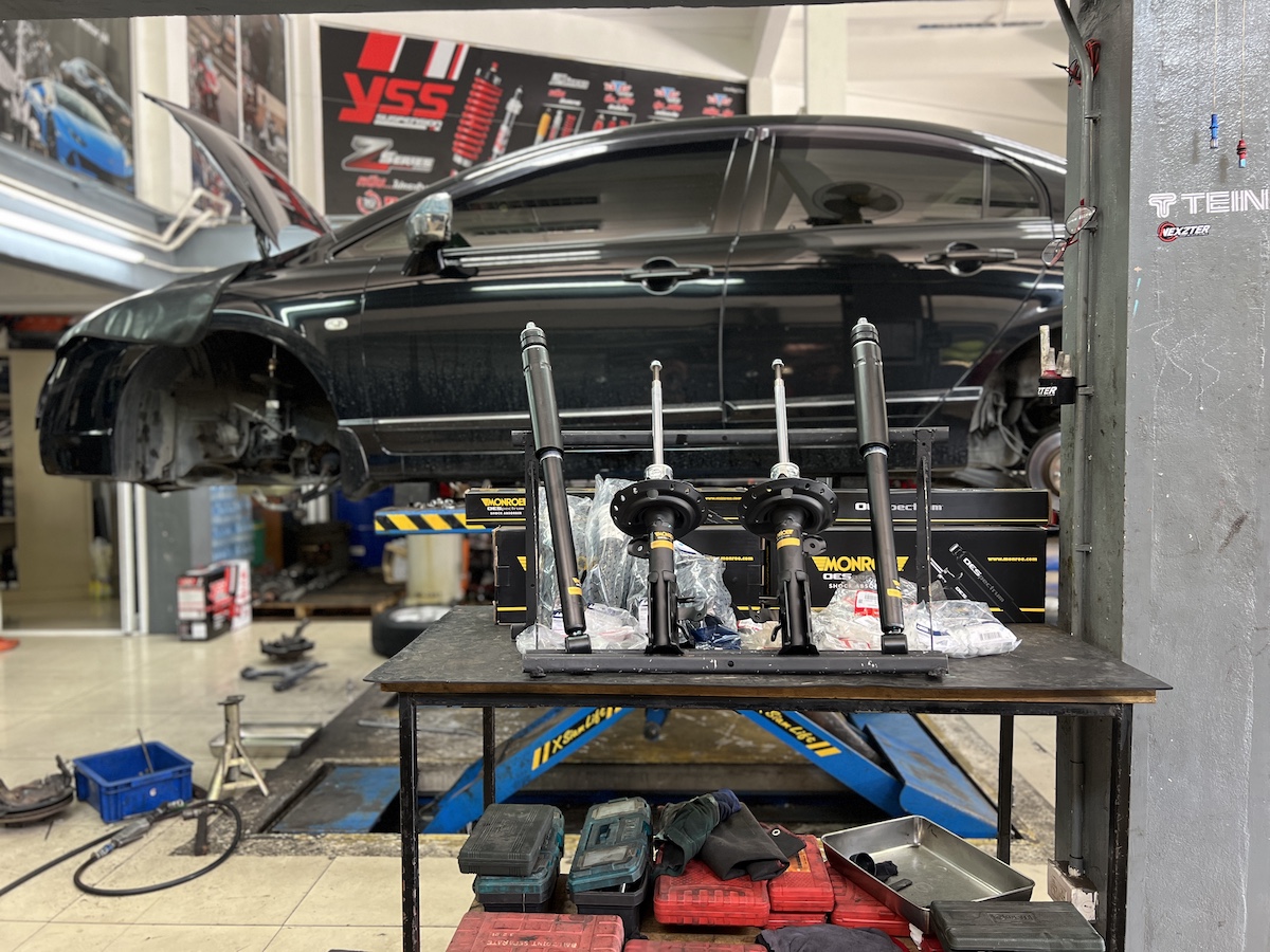 Honda Civic FD เข้ารับบริการซ่อมบำรุงช่วงล่าง โช้คอัพ Monroe OE Spectrum: คืนความ นุ่มนวล สบายสไตล์รถยุโรป ขับขี่มั่นใจกว่าเดิม ปีกนกล่างแท้: เปลี่ยนปีกนกล่างใหม่ เพื่อความแม่นยำในการควบคุมรถ ลูกหมากชุดใหญ่ (ตอง 5 ญี่ปุ่นแท้): เปลี่ยนยกชุดทั้ง ลูกหมากแร็ค, ลูกหมากคันชัก และลูกหมากกันโคลง เพื่อคืนความแม่นยำในการบังคับเลี้ยว และความทนทานขั้นสูงสุด สิ่งที่จะได้รับหลังจากติดตั้ง: ฟีลลิ่งนุ่มนวลและมั่นคง: ช่วงล่างซับแรงกระแทกได้ดีขึ้น เข้าโค้งนิ่ง ไม่โคลงเคลง พวงมาลัยแม่นยำ: หายขาดจากอาการหลวม, เสียงดัง และอาการสั่นสะท้านที่พวงมาลัย ความทนทานยาวนาน: มั่นใจในคุณภาพอะไหล่ระดับ OEM (Monroe/ปีกนกแท้) และมาตรฐานญี่ปุ่น (ตอง 5) จบครบในที่เดียว: ติดตั้ง Setup และตั้งศูนย์โดยทีมช่างผู้เชี่ยวชาญ เหมาะสำหรับใคร? เจ้าของ Civic FD ที่ต้องการฟื้นฟูช่วงล่างให้กลับมาสมบูรณ์แบบ 100% ผู้ที่ต้องการความปลอดภัยและความมั่นคงในการขับขี่ระยะยาว อย่าปล่อยให้อะไหล่เสื่อม! แวะมาตรวจเช็กกับผู้เชี่ยวชาญวันนี้ครับ สอบถามข้อมูลเพิ่มเติม หรือนัดหมายเข้ารับบริการ ️ : 08-6569-1915 ️ : 08-6544-5963 Line id : @88rw Location : https://goo.gl/maps/HrNUAZXPN94KvxZ98 Facebook : https://www.facebook.com/88rwtire #Honda #Civic #CivicFD #Monroe #ลูกหมาก #555 #ช่วงล่าง #ยางเจริญรุ่งเรือง #นนทบุรี #งามวงศ์วาน #ช่วงล่างรถยนต์ Honda Civic FD เข้ารับบริการซ่อมบำรุงช่วงล่าง โช้คอัพ Monroe OE Spectrum: คืนความ นุ่มนวล สบายสไตล์รถยุโรป ขับขี่มั่นใจกว่าเดิม ปีกนกล่างแท้: เปลี่ยนปีกนกล่างใหม่ เพื่อความแม่นยำในการควบคุมรถ ลูกหมากชุดใหญ่ (ตอง 5 ญี่ปุ่นแท้): เปลี่ยนยกชุดทั้ง ลูกหมากแร็ค, ลูกหมากคันชัก และลูกหมากกันโคลง เพื่อคืนความแม่นยำในการบังคับเลี้ยว และความทนทานขั้นสูงสุด สิ่งที่จะได้รับหลังจากติดตั้ง: ฟีลลิ่งนุ่มนวลและมั่นคง: ช่วงล่างซับแรงกระแทกได้ดีขึ้น เข้าโค้งนิ่ง ไม่โคลงเคลง พวงมาลัยแม่นยำ: หายขาดจากอาการหลวม, เสียงดัง และอาการสั่นสะท้านที่พวงมาลัย ความทนทานยาวนาน: มั่นใจในคุณภาพอะไหล่ระดับ OEM (Monroe/ปีกนกแท้) และมาตรฐานญี่ปุ่น (ตอง 5) จบครบในที่เดียว: ติดตั้ง Setup และตั้งศูนย์โดยทีมช่างผู้เชี่ยวชาญ เหมาะสำหรับใคร? เจ้าของ Civic FD ที่ต้องการฟื้นฟูช่วงล่างให้กลับมาสมบูรณ์แบบ 100% ผู้ที่ต้องการความปลอดภัยและความมั่นคงในการขับขี่ระยะยาว อย่าปล่อยให้อะไหล่เสื่อม! แวะมาตรวจเช็กกับผู้เชี่ยวชาญวันนี้ครับ สอบถามข้อมูลเพิ่มเติม หรือนัดหมายเข้ารับบริการ ️ : 08-6569-1915 ️ : 08-6544-5963 Line id : @88rw Location : https://goo.gl/maps/HrNUAZXPN94KvxZ98 Facebook : https://www.facebook.com/88rwtire #Honda #Civic #CivicFD #Monroe #ลูกหมาก #555 #ช่วงล่าง #ยางเจริญรุ่งเรือง #นนทบุรี #งามวงศ์วาน #ช่วงล่างรถยนต์