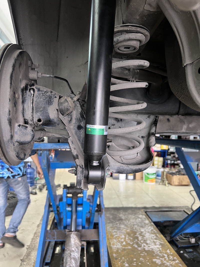 City 2014+ ซ่อมบำรุงชุดใหญ ใช้งานประจำวัน ถึงเวลาจบทุกปัญหาช่วงล่างด้วยชุดอัปเกรดที่ครบถ้วน ใช้งานแบบหวังผล! เราจัดเต็มชุดฟื้นฟูช่วงล่างระดับพรีเมียม! โช้คอัพ Tein EnduraPro Basic: คืนความหนึบแน่นสไตล์ญี่ปุ่น พร้อมเทคโนโลยี H.B.S. ที่ช่วยซับแรงกระแทกจากหลุมบ่อ แร็คพวงมาลัย AARON (ทั้งเส้น): แก้ปัญหาเสียงดังกุกกักและอาการหลวมของพวงมาลัย ให้การบังคับเลี้ยวกลับมาแม่นยำ ปีกนกล่างแท้ + ลูกหมาก 555 ญี่ปุ่น: ใช้ปีกนกล่างแท้ พร้อมอัปเกรดลูกหมากกันโคลงหน้าด้วย ตอง 5 ญี่ปุ่นแท้ เพื่อความทนทานและความแม่นยำขั้นสูงสุด สิ่งที่จะได้รับหลังจากติดตั้ง: พวงมาลัยนิ่งสนิท: หายขาดจากอาการหลวม, เสียงดัง และอาการสั่นสะท้านที่พวงมาลัย ช่วงล่างหนึบ มั่นคง: เข้าโค้งมั่นใจ ไม่โคลงเคลง พร้อมการซับแรงกระแทกที่ดีขึ้น อะไหล่คุณภาพ OEM: มั่นใจในความทนทานและอายุการใช้งานที่ยาวนาน เหมาะสำหรับใคร? เจ้าของ City ที่ต้องการฟื้นฟูช่วงล่างให้กลับมาสมบูรณ์แบบ 100% ผู้ที่ต้องการความปลอดภัยและความมั่นคงในการขับขี่ระยะยาว อย่าปล่อยให้รถที่คุณรักมีปัญหา! แวะมาตรวจเช็กกับผู้เชี่ยวชาญวันนี้ครับ สอบถามข้อมูลเพิ่มเติม หรือนัดหมายเข้ารับบริการ ️ : 08-6569-1915 ️ : 08-6544-5963 Line id : @88rw Location : https://goo.gl/maps/HrNUAZXPN94KvxZ98 Facebook : https://www.facebook.com/88rwtire #Honda #City #Tein #EnduraPro #แร็คพวงมาลัย #ลูกหมาก #555 #ช่วงล่าง #ยางเจริญรุ่งเรือง #นนทบุรี #งามวงศ์วาน City 2014+ ซ่อมบำรุงชุดใหญ ใช้งานประจำวัน ถึงเวลาจบทุกปัญหาช่วงล่างด้วยชุดอัปเกรดที่ครบถ้วน ใช้งานแบบหวังผล! เราจัดเต็มชุดฟื้นฟูช่วงล่างระดับพรีเมียม! โช้คอัพ Tein EnduraPro Basic: คืนความหนึบแน่นสไตล์ญี่ปุ่น พร้อมเทคโนโลยี H.B.S. ที่ช่วยซับแรงกระแทกจากหลุมบ่อ แร็คพวงมาลัย AARON (ทั้งเส้น): แก้ปัญหาเสียงดังกุกกักและอาการหลวมของพวงมาลัย ให้การบังคับเลี้ยวกลับมาแม่นยำ ปีกนกล่างแท้ + ลูกหมาก 555 ญี่ปุ่น: ใช้ปีกนกล่างแท้ พร้อมอัปเกรดลูกหมากกันโคลงหน้าด้วย ตอง 5 ญี่ปุ่นแท้ เพื่อความทนทานและความแม่นยำขั้นสูงสุด สิ่งที่จะได้รับหลังจากติดตั้ง: พวงมาลัยนิ่งสนิท: หายขาดจากอาการหลวม, เสียงดัง และอาการสั่นสะท้านที่พวงมาลัย ช่วงล่างหนึบ มั่นคง: เข้าโค้งมั่นใจ ไม่โคลงเคลง พร้อมการซับแรงกระแทกที่ดีขึ้น อะไหล่คุณภาพ OEM: มั่นใจในความทนทานและอายุการใช้งานที่ยาวนาน เหมาะสำหรับใคร? เจ้าของ City ที่ต้องการฟื้นฟูช่วงล่างให้กลับมาสมบูรณ์แบบ 100% ผู้ที่ต้องการความปลอดภัยและความมั่นคงในการขับขี่ระยะยาว อย่าปล่อยให้รถที่คุณรักมีปัญหา! แวะมาตรวจเช็กกับผู้เชี่ยวชาญวันนี้ครับ สอบถามข้อมูลเพิ่มเติม หรือนัดหมายเข้ารับบริการ ️ : 08-6569-1915 ️ : 08-6544-5963 Line id : @88rw Location : https://goo.gl/maps/HrNUAZXPN94KvxZ98 Facebook : https://www.facebook.com/88rwtire #Honda #City #Tein #EnduraPro #แร็คพวงมาลัย #ลูกหมาก #555 #ช่วงล่าง #ยางเจริญรุ่งเรือง #นนทบุรี #งามวงศ์วาน