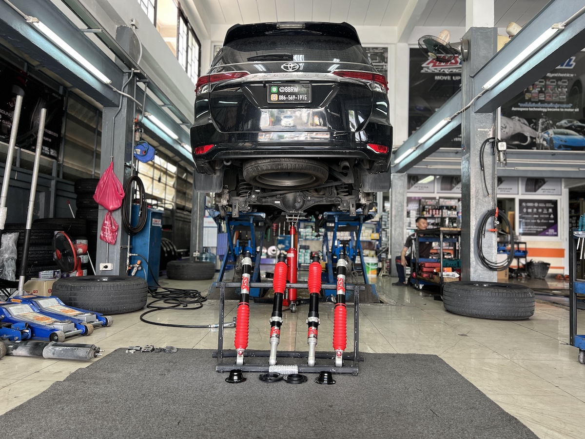 TOYOTA Fortuner Champ ติดตั้งโช้คอัพ YSS Z-Series Full Set สิ่งที่จะได้รับหลังจากติดตั้ง: นิ่ง นุ่ม หนึบ สมบูรณ์แบบ: โช้คอัพ Monotube ตัวท็อป ให้ฟีลลิ่ง "Complete Feeling" เกาะถนนดีเยี่ยม ไม่โคลงเคลง ปรับได้ 25 ระดับ (Rebound): ปรับจูนได้อย่างละเอียด เพื่อหาค่าความหนึบที่ลงตัวที่สุดสำหรับทุกสภาพถนนและทุกความเร็ว เทคโนโลยี VVSC: วาล์วอัจฉริยะที่ช่วยปรับการทำงานของโช้คอัพให้เหมาะกับความเร็วที่ใช้ (นุ่มที่ความเร็วต่ำ หนึบที่ความเร็วสูง) วัสดุเกรดอากาศยาน: แข็งแรงทนทานเป็นพิเศษ ระบายความร้อนได้ดี ทำให้สมรรถนะคงที่แม้เดินทางไกล จบครบทุกขั้นตอน: ติดตั้ง Setup และตั้งศูนย์โดยทีมช่างผู้เชี่ยวชาญ เหมาะสำหรับใคร? เจ้าของ Fortuner ที่ต้องการ Performance สูงสุด ผู้ที่ต้องการ ความละเอียดในการปรับจูน ช่วงล่างเพื่อให้ลงตัวกับสไตล์การขับขี่ของตัวเอง ยกระดับรถคุณให้เหนือกว่าใคร! นัดหมายเข้ารับบริการได้เลยครับ สอบถามข้อมูลเพิ่มเติม หรือนัดหมายเข้ารับบริการ ️ : 08-6569-1915 ️ : 08-6544-5963 Line id : @88rw Location : https://goo.gl/maps/HrNUAZXPN94KvxZ98 Facebook : https://www.facebook.com/88rwtire #Toyota #Fortuner #YSS #ZSeries #YSSSuspension #โช้คอัพ #ช่วงล่าง #ยางเจริญรุ่งเรือง #นนทบุรี #งามวงศ์วาน TOYOTA Fortuner Champ ติดตั้งโช้คอัพ YSS Z-Series Full Set สิ่งที่จะได้รับหลังจากติดตั้ง: นิ่ง นุ่ม หนึบ สมบูรณ์แบบ: โช้คอัพ Monotube ตัวท็อป ให้ฟีลลิ่ง "Complete Feeling" เกาะถนนดีเยี่ยม ไม่โคลงเคลง ปรับได้ 25 ระดับ (Rebound): ปรับจูนได้อย่างละเอียด เพื่อหาค่าความหนึบที่ลงตัวที่สุดสำหรับทุกสภาพถนนและทุกความเร็ว เทคโนโลยี VVSC: วาล์วอัจฉริยะที่ช่วยปรับการทำงานของโช้คอัพให้เหมาะกับความเร็วที่ใช้ (นุ่มที่ความเร็วต่ำ หนึบที่ความเร็วสูง) วัสดุเกรดอากาศยาน: แข็งแรงทนทานเป็นพิเศษ ระบายความร้อนได้ดี ทำให้สมรรถนะคงที่แม้เดินทางไกล จบครบทุกขั้นตอน: ติดตั้ง Setup และตั้งศูนย์โดยทีมช่างผู้เชี่ยวชาญ เหมาะสำหรับใคร? เจ้าของ Fortuner ที่ต้องการ Performance สูงสุด ผู้ที่ต้องการ ความละเอียดในการปรับจูน ช่วงล่างเพื่อให้ลงตัวกับสไตล์การขับขี่ของตัวเอง ยกระดับรถคุณให้เหนือกว่าใคร! นัดหมายเข้ารับบริการได้เลยครับ สอบถามข้อมูลเพิ่มเติม หรือนัดหมายเข้ารับบริการ ️ : 08-6569-1915 ️ : 08-6544-5963 Line id : @88rw Location : https://goo.gl/maps/HrNUAZXPN94KvxZ98 Facebook : https://www.facebook.com/88rwtire #Toyota #Fortuner #YSS #ZSeries #YSSSuspension #โช้คอัพ #ช่วงล่าง #ยางเจริญรุ่งเรือง #นนทบุรี #งามวงศ์วาน