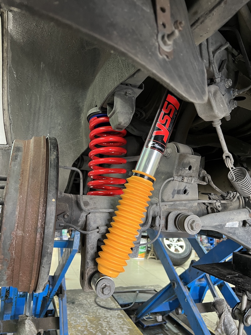 Toyota Fortuner 2005 | โช้ค YSS E-Series + สปริง YSS Performance | แก้ปัญหากระแทกท้ายรถ - ยางเจริญรุ่งเรือง Fortuner 2005 คันนี้...จบปัญหา "ท้ายกระแทก" เวลานั่งเต็มคัน! ใครใช้ Toyota Fortuner (Gen 1) แล้วเจอปัญหาใหญ่เวลาเดินทางกับครอบครัว คือ "ท้ายกระแทก" หรือ "ช่วงล่างทรุด" เมื่อมีผู้โดยสารด้านหลัง... ถึงเวลาอัปเกรดชุดใหญ่ที่แก้ปัญหาได้ตรงจุดแล้วครับ! เราจัดชุดอัปเกรดสมรรถนะ พร้อมแก้ไขปัญหาความแข็งแรงของช่วงล่าง: โช้คอัพ YSS E-Series: โช้คอัพ Monotube คุณภาพสูง คืนความหนึบแน่น และลดอาการโคลงเคลง สปริง YSS Performance (ความสูงเดิม): สปริงที่ออกแบบมาเพื่อ รองรับน้ำหนักและบาลานซ์รถ PPV โดยเฉพาะ ช่วยให้รถไม่ทรุด/ไม่กระแทกง่ายเมื่อบรรทุกเต็มคัน เปลี่ยน บู้ชปีกนกล่าง และ ลูกหมากปีกนกล่างใหม่: คืนความแม่นยำและความแข็งแรงของจุดยึดช่วงล่าง สิ่งที่จะได้รับหลังจากเข้ารับบริการ: หายขาดจากอาการท้ายกระแทก: รถทรงตัวได้ดีเยี่ยมแม้มีผู้โดยสารเต็มคัน หนึบ นิ่ง ขับสบาย: ได้ฟีลลิ่งการขับขี่ที่มั่นคงปลอดภัยกว่าโช้คเดิมที่เสื่อมสภาพ ความทนทานสูงสุด: ชิ้นส่วนช่วงล่างใหม่ทำงานร่วมกับโช้คอัพและสปริง Performance อย่างสมบูรณ์แบบ จบครบในที่เดียว: ติดตั้ง Setup และตั้งศูนย์โดยทีมช่างผู้เชี่ยวชาญ อย่าปล่อยให้ผู้โดยสารบ่น! อัปเกรดช่วงล่างที่แก้ปัญหาได้จริงกับเราวันนี้ครับ สอบถามข้อมูลเพิ่มเติม หรือนัดหมายเข้ารับบริการ ️ : 08-6569-1915 ️ : 08-6544-5963 Line id : @88rw Location : https://goo.gl/maps/HrNUAZXPN94KvxZ98 Facebook : https://www.facebook.com/88rwtire #Toyota #Fortuner #Fortuner2005 #YSS #ESeries #YSSPerformance #แก้ท้ายกระแทก #โช้คอัพ #ช่วงล่าง #ยางเจริญรุ่งเรือง #นนทบุรี #งามวงศ์วาน #ตั้งศูนย์ Toyota Fortuner 2005 | โช้ค YSS E-Series + สปริง YSS Performance | แก้ปัญหากระแทกท้ายรถ - ยางเจริญรุ่งเรือง Fortuner 2005 คันนี้...จบปัญหา "ท้ายกระแทก" เวลานั่งเต็มคัน! ใครใช้ Toyota Fortuner (Gen 1) แล้วเจอปัญหาใหญ่เวลาเดินทางกับครอบครัว คือ "ท้ายกระแทก" หรือ "ช่วงล่างทรุด" เมื่อมีผู้โดยสารด้านหลัง... ถึงเวลาอัปเกรดชุดใหญ่ที่แก้ปัญหาได้ตรงจุดแล้วครับ! เราจัดชุดอัปเกรดสมรรถนะ พร้อมแก้ไขปัญหาความแข็งแรงของช่วงล่าง: โช้คอัพ YSS E-Series: โช้คอัพ Monotube คุณภาพสูง คืนความหนึบแน่น และลดอาการโคลงเคลง สปริง YSS Performance (ความสูงเดิม): สปริงที่ออกแบบมาเพื่อ รองรับน้ำหนักและบาลานซ์รถ PPV โดยเฉพาะ ช่วยให้รถไม่ทรุด/ไม่กระแทกง่ายเมื่อบรรทุกเต็มคัน เปลี่ยน บู้ชปีกนกล่าง และ ลูกหมากปีกนกล่างใหม่: คืนความแม่นยำและความแข็งแรงของจุดยึดช่วงล่าง สิ่งที่จะได้รับหลังจากเข้ารับบริการ: หายขาดจากอาการท้ายกระแทก: รถทรงตัวได้ดีเยี่ยมแม้มีผู้โดยสารเต็มคัน หนึบ นิ่ง ขับสบาย: ได้ฟีลลิ่งการขับขี่ที่มั่นคงปลอดภัยกว่าโช้คเดิมที่เสื่อมสภาพ ความทนทานสูงสุด: ชิ้นส่วนช่วงล่างใหม่ทำงานร่วมกับโช้คอัพและสปริง Performance อย่างสมบูรณ์แบบ จบครบในที่เดียว: ติดตั้ง Setup และตั้งศูนย์โดยทีมช่างผู้เชี่ยวชาญ อย่าปล่อยให้ผู้โดยสารบ่น! อัปเกรดช่วงล่างที่แก้ปัญหาได้จริงกับเราวันนี้ครับ สอบถามข้อมูลเพิ่มเติม หรือนัดหมายเข้ารับบริการ ️ : 08-6569-1915 ️ : 08-6544-5963 Line id : @88rw Location : https://goo.gl/maps/HrNUAZXPN94KvxZ98 Facebook : https://www.facebook.com/88rwtire #Toyota #Fortuner #Fortuner2005 #YSS #ESeries #YSSPerformance #แก้ท้ายกระแทก #โช้คอัพ #ช่วงล่าง #ยางเจริญรุ่งเรือง #นนทบุรี #งามวงศ์วาน #ตั้งศูนย์