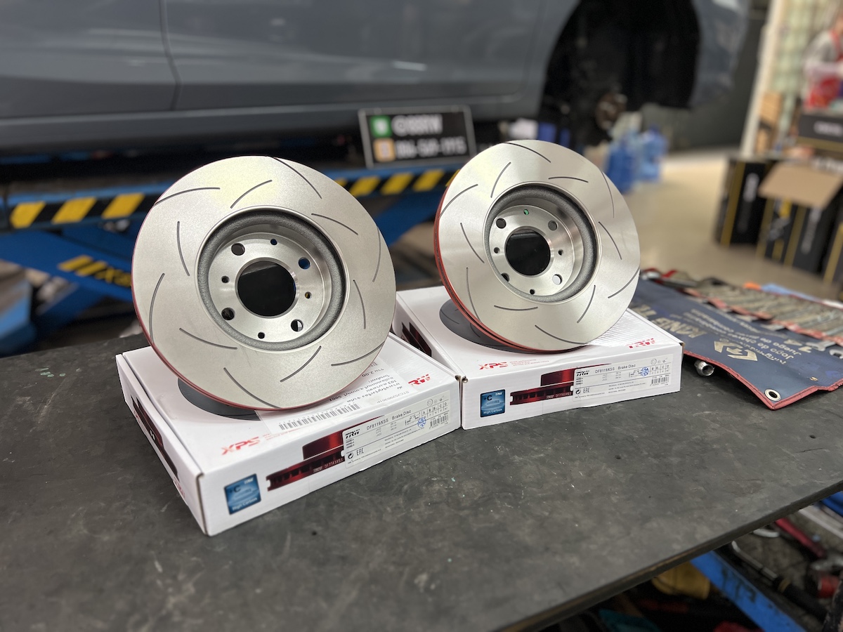 Honda City Turbo 1.0 | อัปเกรดเบรก TRW XPS + Nexzter PRO SPEC | แรง หนึบ มั่นใจทุกความเร็ว - ยางเจริญรุ่งเรือง City Turbo 1.0 คันนี้...เบรกมั่นใจ หยุดได้อยู่หมัด! เจ้าของ Honda City Turbo ที่ต้องการดึงสมรรถนะของรถออกมาใช้ได้เต็มที่ และต้องการเบรกที่ แรง หนึบ มั่นใจ ในทุกความเร็วสูง... ถึงเวลาอัปเกรดระบบเบรกยกชุดด้วยของพรีเมียมแล้วครับ! เราจัดเต็มชุดเบรก Performance ที่ดีที่สุดสำหรับ City Turbo! จานเบรก TRW XPS (เซาะร่อง): จานเบรกสมรรถนะสูง ช่วยระบายความร้อนได้อย่างรวดเร็ว ลดปัญหาเบรกเฟด ผ้าเบรก Nexzter PRO SPEC: ผ้าเบรกเกรดสปอร์ตที่ให้แรงเบรกสูง ทนความร้อนสูงถึง 600°C เหมาะสำหรับรถที่ขับเร็วหรือชอบฟีลลิ่งสปอร์ต สิ่งที่จะได้รับหลังจากติดตั้ง: แรงเบรกสูง คุมอยู่: เพิ่มแรงเบรกได้อย่างชัดเจน มั่นใจได้ทุกครั้งที่เหยียบ โดยเฉพาะเมื่อใช้ความเร็วสูง ทนร้อน ไม่เฟดง่าย: ระบบเบรกทำงานได้อย่างเสถียร แม้มีการเบรกหนักต่อเนื่อง จบครบในที่เดียว: ติดตั้งโดยทีมช่างผู้เชี่ยวชาญ พร้อมบริการเจียรจานและ ตั้งศูนย์ เพื่อให้รถคุณปลอดภัย 100% เหมาะสำหรับใคร? เจ้าของ City Turbo ที่ต้องการ Performance ในการขับขี่สูงสุด ผู้ที่ต้องการอัปเกรดเบรกให้ได้ความหนึบแน่นที่เหนือกว่า OEM อย่างชัดเจน อย่ามองข้ามความปลอดภัย! อัปเกรดชุดเบรกกับเราวันนี้ครับ สอบถามข้อมูลเพิ่มเติม หรือนัดหมายเข้ารับบริการ ️ : 08-6569-1915 ️ : 08-6544-5963 Line id : @88rw Location : https://goo.gl/maps/HrNUAZXPN94KvxZ98 Facebook : https://www.facebook.com/88rwtire #Honda #City #CityTurbo #TRW #Nexzter #PROSPEC #ผ้าเบรก #จานเบรก #เบรกหนึบ #ช่วงล่าง #ยางเจริญรุ่งเรือง #นนทบุรี #ตั้งศูนย์ Honda City Turbo 1.0 | อัปเกรดเบรก TRW XPS + Nexzter PRO SPEC | แรง หนึบ มั่นใจทุกความเร็ว - ยางเจริญรุ่งเรือง City Turbo 1.0 คันนี้...เบรกมั่นใจ หยุดได้อยู่หมัด! เจ้าของ Honda City Turbo ที่ต้องการดึงสมรรถนะของรถออกมาใช้ได้เต็มที่ และต้องการเบรกที่ แรง หนึบ มั่นใจ ในทุกความเร็วสูง... ถึงเวลาอัปเกรดระบบเบรกยกชุดด้วยของพรีเมียมแล้วครับ! เราจัดเต็มชุดเบรก Performance ที่ดีที่สุดสำหรับ City Turbo! จานเบรก TRW XPS (เซาะร่อง): จานเบรกสมรรถนะสูง ช่วยระบายความร้อนได้อย่างรวดเร็ว ลดปัญหาเบรกเฟด ผ้าเบรก Nexzter PRO SPEC: ผ้าเบรกเกรดสปอร์ตที่ให้แรงเบรกสูง ทนความร้อนสูงถึง 600°C เหมาะสำหรับรถที่ขับเร็วหรือชอบฟีลลิ่งสปอร์ต สิ่งที่จะได้รับหลังจากติดตั้ง: แรงเบรกสูง คุมอยู่: เพิ่มแรงเบรกได้อย่างชัดเจน มั่นใจได้ทุกครั้งที่เหยียบ โดยเฉพาะเมื่อใช้ความเร็วสูง ทนร้อน ไม่เฟดง่าย: ระบบเบรกทำงานได้อย่างเสถียร แม้มีการเบรกหนักต่อเนื่อง จบครบในที่เดียว: ติดตั้งโดยทีมช่างผู้เชี่ยวชาญ พร้อมบริการเจียรจานและ ตั้งศูนย์ เพื่อให้รถคุณปลอดภัย 100% เหมาะสำหรับใคร? เจ้าของ City Turbo ที่ต้องการ Performance ในการขับขี่สูงสุด ผู้ที่ต้องการอัปเกรดเบรกให้ได้ความหนึบแน่นที่เหนือกว่า OEM อย่างชัดเจน อย่ามองข้ามความปลอดภัย! อัปเกรดชุดเบรกกับเราวันนี้ครับ สอบถามข้อมูลเพิ่มเติม หรือนัดหมายเข้ารับบริการ ️ : 08-6569-1915 ️ : 08-6544-5963 Line id : @88rw Location : https://goo.gl/maps/HrNUAZXPN94KvxZ98 Facebook : https://www.facebook.com/88rwtire #Honda #City #CityTurbo #TRW #Nexzter #PROSPEC #ผ้าเบรก #จานเบรก #เบรกหนึบ #ช่วงล่าง #ยางเจริญรุ่งเรือง #นนทบุรี #ตั้งศูนย์