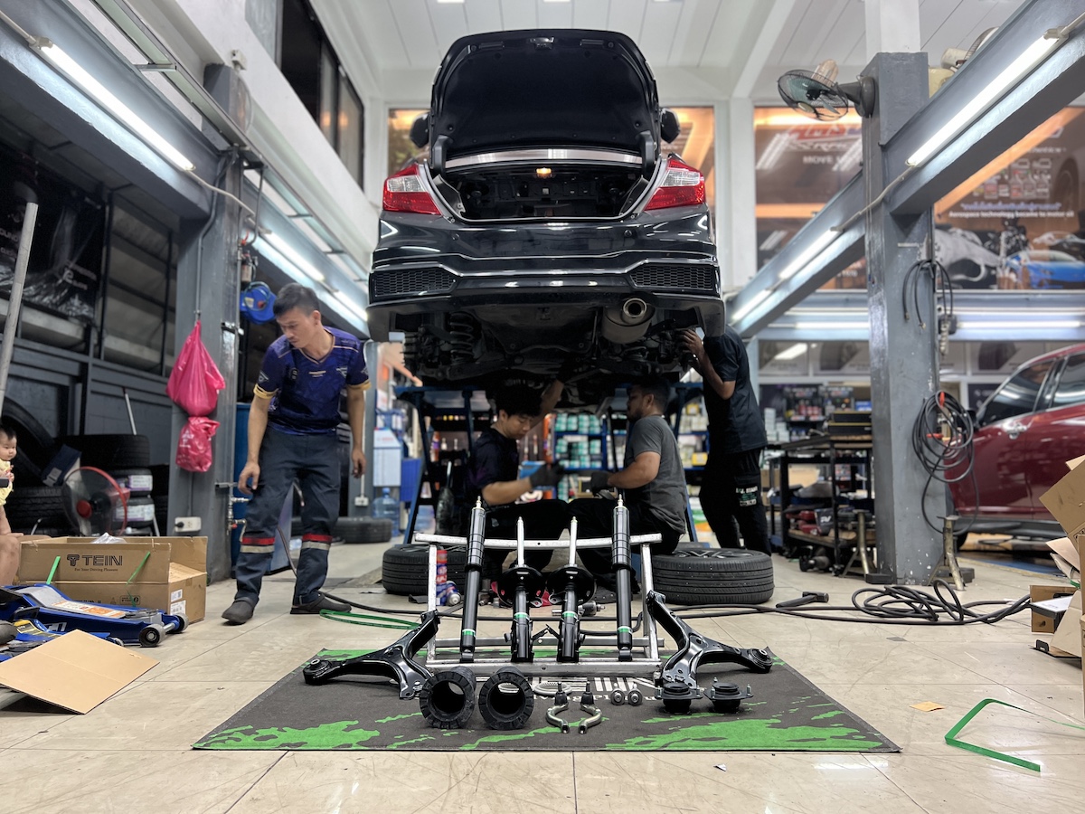 Honda Civic FB | ฟื้นฟูช่วงล่างครบชุด Tein EnduraPro + ลูกหมาก 555/TRW | คืนความหนึบแน่น - ยางเจริญรุ่งเรือง Civic FB คันนี้...จบทุกปัญหาช่วงล่าง! ฟื้นคืนความหนึบแน่นเหมือนรถใหม่! ใครใช้ Honda Civic FB แล้วรู้สึกว่ารถเริ่มโคลงเคลง, พวงมาลัยหลวม, หรือมีเสียงดัง "กุกกัก"... ถึงเวลาส่งรถมาให้ผู้เชี่ยวชาญดูแลแบบยกชุดแล้วครับ! เราจัดเต็มชุดฟื้นฟูช่วงล่างระดับพรีเมียม! โช้คอัพ Tein EnduraPro Basic: คืนความ หนึบแน่น สไตล์ญี่ปุ่น ด้วยเทคโนโลยี H.B.S. ช่วยซับแรงกระแทก ปีกนกล่าง TRW: ปีกนกล่างคุณภาพ OEM เพื่อความแข็งแรงและสมบูรณ์แบบ ลูกหมากชุดใหญ่ (ตอง 5 ญี่ปุ่นแท้): เปลี่ยนยกชุดทั้ง ลูกหมากแร็ค, ลูกหมากคันชัก และลูกหมากปีกนกล่าง ที่ "แน่น เหนียว ทนทาน" คืนความแม่นยำขั้นสูงสุด สิ่งที่จะได้รับหลังจากติดตั้ง: ช่วงล่างหนึบ มั่นคง: เข้าโค้งมั่นใจ ลดอาการโคลงเคลง พร้อมการซับแรงกระแทกที่ดีขึ้น พวงมาลัยแม่นยำ: หายขาดจากอาการหลวม, เสียงดัง และอาการสั่นสะท้านที่พวงมาลัย ความทนทานยาวนาน: มั่นใจในคุณภาพอะไหล่ระดับโลกทั้ง Tein, TRW และตอง 5 ญี่ปุ่นแท้ เหมาะสำหรับใคร? เจ้าของ Civic FB ที่ต้องการฟื้นฟูช่วงล่างให้กลับมาสมบูรณ์แบบ 100% ผู้ที่ต้องการอะไหล่ที่ทนทาน เน้นความปลอดภัยและสมรรถนะการขับขี่ อย่าปล่อยให้อะไหล่เสื่อม! แวะมาตรวจเช็กกับผู้เชี่ยวชาญวันนี้ครับ สอบถามข้อมูลเพิ่มเติม หรือนัดหมายเข้ารับบริการ ️ : 08-6569-1915 ️ : 08-6544-5963 Line id : @88rw Location : https://goo.gl/maps/HrNUAZXPN94KvxZ98 Facebook : https://www.facebook.com/88rwtire Honda Civic FB | ฟื้นฟูช่วงล่างครบชุด Tein EnduraPro + ลูกหมาก 555/TRW | คืนความหนึบแน่น - ยางเจริญรุ่งเรือง Civic FB คันนี้...จบทุกปัญหาช่วงล่าง! ฟื้นคืนความหนึบแน่นเหมือนรถใหม่! ใครใช้ Honda Civic FB แล้วรู้สึกว่ารถเริ่มโคลงเคลง, พวงมาลัยหลวม, หรือมีเสียงดัง "กุกกัก"... ถึงเวลาส่งรถมาให้ผู้เชี่ยวชาญดูแลแบบยกชุดแล้วครับ! เราจัดเต็มชุดฟื้นฟูช่วงล่างระดับพรีเมียม! โช้คอัพ Tein EnduraPro Basic: คืนความ หนึบแน่น สไตล์ญี่ปุ่น ด้วยเทคโนโลยี H.B.S. ช่วยซับแรงกระแทก ปีกนกล่าง TRW: ปีกนกล่างคุณภาพ OEM เพื่อความแข็งแรงและสมบูรณ์แบบ ลูกหมากชุดใหญ่ (ตอง 5 ญี่ปุ่นแท้): เปลี่ยนยกชุดทั้ง ลูกหมากแร็ค, ลูกหมากคันชัก และลูกหมากปีกนกล่าง ที่ "แน่น เหนียว ทนทาน" คืนความแม่นยำขั้นสูงสุด สิ่งที่จะได้รับหลังจากติดตั้ง: ช่วงล่างหนึบ มั่นคง: เข้าโค้งมั่นใจ ลดอาการโคลงเคลง พร้อมการซับแรงกระแทกที่ดีขึ้น พวงมาลัยแม่นยำ: หายขาดจากอาการหลวม, เสียงดัง และอาการสั่นสะท้านที่พวงมาลัย ความทนทานยาวนาน: มั่นใจในคุณภาพอะไหล่ระดับโลกทั้ง Tein, TRW และตอง 5 ญี่ปุ่นแท้ เหมาะสำหรับใคร? เจ้าของ Civic FB ที่ต้องการฟื้นฟูช่วงล่างให้กลับมาสมบูรณ์แบบ 100% ผู้ที่ต้องการอะไหล่ที่ทนทาน เน้นความปลอดภัยและสมรรถนะการขับขี่ อย่าปล่อยให้อะไหล่เสื่อม! แวะมาตรวจเช็กกับผู้เชี่ยวชาญวันนี้ครับ สอบถามข้อมูลเพิ่มเติม หรือนัดหมายเข้ารับบริการ ️ : 08-6569-1915 ️ : 08-6544-5963 Line id : @88rw Location : https://goo.gl/maps/HrNUAZXPN94KvxZ98 Facebook : https://www.facebook.com/88rwtire