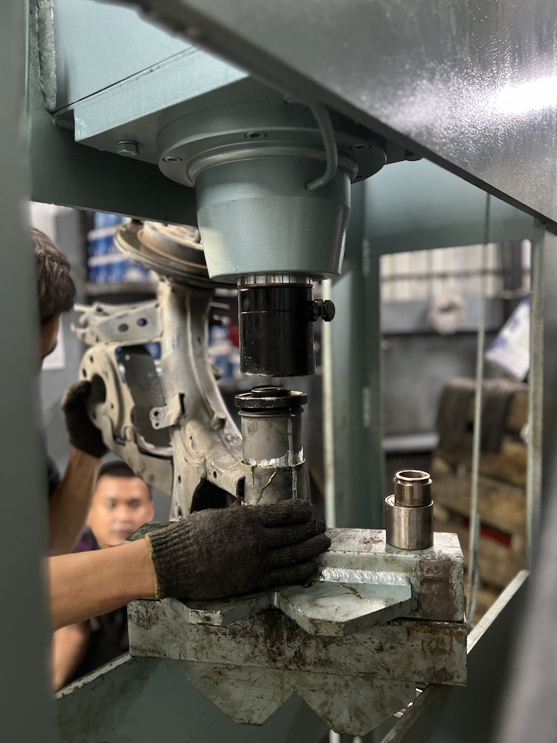 Honda Jazz GE | ซ่อมแร็คพวงมาลัย + เปลี่ยนปีกนกล่างแท้/ลูกหมาก 555 | คืนความแม่นยำ - ยางเจริญรุ่งเรือง นนทบุรี Jazz GE คันนี้...จบครบทุกปัญหาพวงมาลัยและช่วงล่าง! ใครใช้ Honda Jazz GE แล้วเจอปัญหาหนัก ทั้งอาการ พวงมาลัยหลวม, มีเสียงดัง กุกกัก เวลาเลี้ยว หรือ ท้ายรถดีด... ถึงเวลาฟื้นฟูระบบบังคับเลี้ยวและช่วงล่างให้กลับมานิ่งและแม่นยำเหมือนรถใหม่แล้วครับ! เราจัดเต็มชุดฟื้นฟูช่วงล่างและระบบบังคับเลี้ยวระดับพรีเมียม! ซ่อมแร็คพวงมาลัย: แก้ปัญหาอาการหลวม/เสียงดังที่แร็ค ให้พวงมาลัยกลับมาคมชัด นิ่งสนิท ปีกนกล่างแท้: เปลี่ยนเพื่อคืนความแม่นยำและความสมบูรณ์แบบของช่วงล่าง ลูกหมากชุดใหญ่ (ตอง 5 ญี่ปุ่นแท้): เปลี่ยนทั้ง ลูกหมากแร็ค และลูกหมากคันชัก ที่ "แน่น เหนียว ทนทาน" คืนความมั่นใจในการควบคุม บู้ชคานหลัง: เปลี่ยนใหม่เพื่อ แก้ปัญหาท้ายดีด และลดความกระด้างจากด้านหลัง สิ่งที่จะได้รับหลังจากเข้ารับบริการ: พวงมาลัยนิ่งสนิท: หายขาดจากอาการหลวม/เสียงดัง ทำให้การควบคุมรถแม่นยำกว่าเดิม ช่วงล่างแน่น มั่นคง: ท้ายรถไม่ดีด ไม่โคลงเคลง ขับขี่ได้อย่างมั่นใจ อะไหล่คุณภาพพรีเมียม: ใช้ปีกนกล่างแท้เบิกศูนย์ และลูกหมากญี่ปุ่นแท้ (ตอง 5) ที่วางใจได้ จบครบในที่เดียว: ติดตั้ง Setup และตั้งศูนย์โดยทีมช่างผู้เชี่ยวชาญ เหมาะสำหรับใคร? เจ้าของ Jazz GE ที่ต้องการฟื้นฟูระบบบังคับเลี้ยวและช่วงล่างให้สมบูรณ์แบบ ผู้ที่ต้องการความปลอดภัยสูงสุดและฟีลลิ่งการขับขี่ที่แม่นยำในระยะยาว อย่าปล่อยให้พวงมาลัยมีปัญหา! แวะมาตรวจเช็กกับผู้เชี่ยวชาญวันนี้ครับ สอบถามข้อมูลเพิ่มเติม หรือนัดหมายเข้ารับบริการ ️ : 08-6569-1915 ️ : 08-6544-5963 Line id : @88rw Location : https://goo.gl/maps/HrNUAZXPN94KvxZ98 Facebook : https://www.facebook.com/88rwtire #Honda #Jazz #JazzGE #ลูกหมาก555 #ซ่อมแร็ค #ปีกนกล่าง #บู้ชคานหลัง #ช่วงล่าง #ยางเจริญรุ่งเรือง #นนทบุรี #งามวงศ์วาน #ตั้งศูนย์ #อะไหล่ช่วงล่าง Honda Jazz GE | ซ่อมแร็คพวงมาลัย + เปลี่ยนปีกนกล่างแท้/ลูกหมาก 555 | คืนความแม่นยำ - ยางเจริญรุ่งเรือง นนทบุรี Jazz GE คันนี้...จบครบทุกปัญหาพวงมาลัยและช่วงล่าง! ใครใช้ Honda Jazz GE แล้วเจอปัญหาหนัก ทั้งอาการ พวงมาลัยหลวม, มีเสียงดัง กุกกัก เวลาเลี้ยว หรือ ท้ายรถดีด... ถึงเวลาฟื้นฟูระบบบังคับเลี้ยวและช่วงล่างให้กลับมานิ่งและแม่นยำเหมือนรถใหม่แล้วครับ! เราจัดเต็มชุดฟื้นฟูช่วงล่างและระบบบังคับเลี้ยวระดับพรีเมียม! ซ่อมแร็คพวงมาลัย: แก้ปัญหาอาการหลวม/เสียงดังที่แร็ค ให้พวงมาลัยกลับมาคมชัด นิ่งสนิท ปีกนกล่างแท้: เปลี่ยนเพื่อคืนความแม่นยำและความสมบูรณ์แบบของช่วงล่าง ลูกหมากชุดใหญ่ (ตอง 5 ญี่ปุ่นแท้): เปลี่ยนทั้ง ลูกหมากแร็ค และลูกหมากคันชัก ที่ "แน่น เหนียว ทนทาน" คืนความมั่นใจในการควบคุม บู้ชคานหลัง: เปลี่ยนใหม่เพื่อ แก้ปัญหาท้ายดีด และลดความกระด้างจากด้านหลัง สิ่งที่จะได้รับหลังจากเข้ารับบริการ: พวงมาลัยนิ่งสนิท: หายขาดจากอาการหลวม/เสียงดัง ทำให้การควบคุมรถแม่นยำกว่าเดิม ช่วงล่างแน่น มั่นคง: ท้ายรถไม่ดีด ไม่โคลงเคลง ขับขี่ได้อย่างมั่นใจ อะไหล่คุณภาพพรีเมียม: ใช้ปีกนกล่างแท้เบิกศูนย์ และลูกหมากญี่ปุ่นแท้ (ตอง 5) ที่วางใจได้ จบครบในที่เดียว: ติดตั้ง Setup และตั้งศูนย์โดยทีมช่างผู้เชี่ยวชาญ เหมาะสำหรับใคร? เจ้าของ Jazz GE ที่ต้องการฟื้นฟูระบบบังคับเลี้ยวและช่วงล่างให้สมบูรณ์แบบ ผู้ที่ต้องการความปลอดภัยสูงสุดและฟีลลิ่งการขับขี่ที่แม่นยำในระยะยาว อย่าปล่อยให้พวงมาลัยมีปัญหา! แวะมาตรวจเช็กกับผู้เชี่ยวชาญวันนี้ครับ สอบถามข้อมูลเพิ่มเติม หรือนัดหมายเข้ารับบริการ ️ : 08-6569-1915 ️ : 08-6544-5963 Line id : @88rw Location : https://goo.gl/maps/HrNUAZXPN94KvxZ98 Facebook : https://www.facebook.com/88rwtire #Honda #Jazz #JazzGE #ลูกหมาก555 #ซ่อมแร็ค #ปีกนกล่าง #บู้ชคานหลัง #ช่วงล่าง #ยางเจริญรุ่งเรือง #นนทบุรี #งามวงศ์วาน #ตั้งศูนย์ #อะไหล่ช่วงล่าง