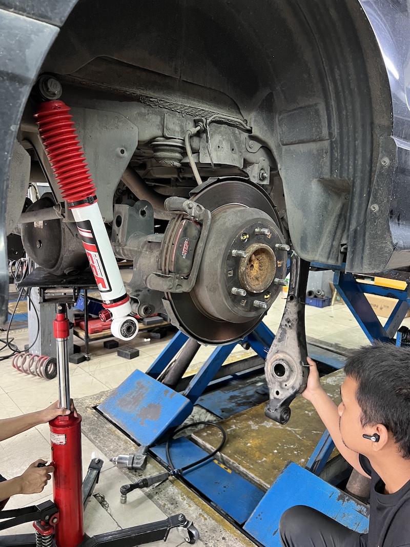 HYUNDAI H1 ลูกค้าประจำ เปลี่ยนโช้คอัพ คู่หลังพร้อมบู้ชคานหลัง [+] YSS DTG PLUS ปรับ 7 ระดับ คู่หลัง [+] บู้ชคานหลัง พร้อมบริการอัด  สอบถามข้อมูลเพิ่มเติม หรือนัดหมายเข้ารับบริการ ️ : 08-6569-1915 ️ : 08-6544-5963  Line id : @88rw  Location : https://goo.gl/maps/HrNUAZXPN94KvxZ98  Facebook : https://www.facebook.com/88rwtire #hyundaih1 #บู้ชคานหลัง #yssdtgplus #ยางรถยนต์ #โช้คอัพ #ช่วงล่าง #ยางเจริญรุ่งเรือง #นนทบุรี #งามวงศ์วาน