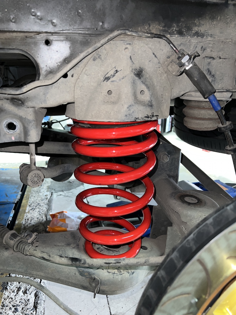 Hyundai H1 | อัปเกรดช่วงล่างชุดใหญ่ Monroe OE Spectrum + สปริง YSS | จบปัญหาโคลงเคลง - ยางเจริญรุ่งเรือง นนทบุรี  Hyundai H1 คันนี้...ชุด Hybrid Set สมบูรณ์แบบ! นุ่มสบายทั้งคัน!   ขอบคุณลูกค้า H1 ที่ไว้วางใจในร้านยางเจริญรุ่งเรือง! ลูกค้าเคยติดตั้ง YSS DTG Plus คู่หลัง ไปแล้ว วันนี้กลับมา จบชุดใหญ่ ด้วยการอัปเกรดช่วงล่างด้านหน้าและสปริงให้สมบูรณ์แบบ!  เราจัดชุดอัปเกรด Hybrid Set เพื่อความสมบูรณ์แบบ:  คู่หน้า Monroe OE Spectrum: เน้นความ นุ่มนวล สบายสไตล์รถยุโรป ลดแรงสั่นสะเทือนในห้องโดยสาร  คู่หลัง YSS DTG Plus (เดิม): ทำงานร่วมกับชุดหน้าเพื่อความหนึบแน่นที่ปรับได้  สปริง YSS Performance (หน้า/หลัง): สปริงที่ถูกออกแบบมาเพื่อ บาลานซ์น้ำหนักรถตู้ ช่วยลดอาการโยนตัวของรถได้อย่างมีประสิทธิภาพ  สิ่งที่จะได้รับหลังจากเข้ารับบริการ:  ความนิ่งและสบายเต็มพิกัด: รถโคลงเคลงน้อยลง ผู้โดยสารนั่งสบายยิ่งขึ้นอย่างชัดเจน  ควบคุมแม่นยำ: การผสานชุดโช้คอัพที่ลงตัว ช่วยให้พวงมาลัยตอบสนองดีขึ้น  อะไหล่คุณภาพพรีเมียม: มั่นใจในคุณภาพของแบรนด์ Monroe และ YSS  จบครบในที่เดียว: ติดตั้ง Setup และตั้งศูนย์โดยทีมช่างผู้เชี่ยวชาญ  เหมาะสำหรับใคร?  เจ้าของ H1 ที่ต้องการความสบายของผู้โดยสารเป็นหลัก  ผู้ที่ต้องการจบปัญหาช่วงล่างโคลงเคลงให้สมบูรณ์แบบที่สุด   ยกระดับรถตู้ของคุณให้ขับขี่ปลอดภัยและสบายที่สุด! นัดหมายเข้ารับบริการได้เลยครับ   สอบถามข้อมูลเพิ่มเติม หรือนัดหมายเข้ารับบริการ ️ : 08-6569-1915 ️ : 08-6544-5963  Line id : @88rw  Location : https://goo.gl/maps/HrNUAZXPN94KvxZ98  Facebook : https://www.facebook.com/88rwtire  #Hyundai #H1 #รถตู้ #Monroe #YSS #DTGPlus #YSSPerformance #โช้คอัพ #ช่วงล่าง #ยางเจริญรุ่งเรือง #นนทบุรี #งามวงศ์วาน #ตั้งศูนย์ #อะไหล่ช่วงล่าง