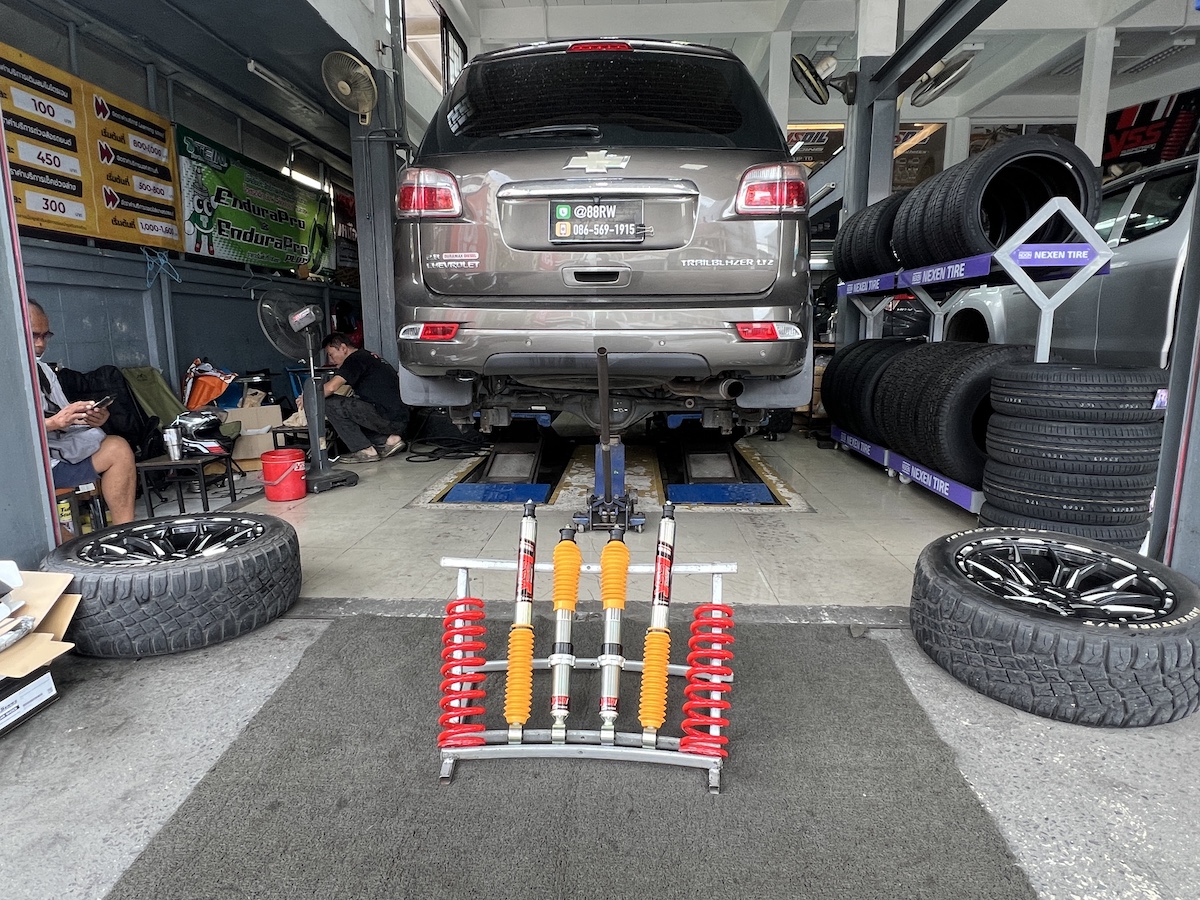Chevrolet Trailblazer เปลี่ยนโช้คอัพ YSS E SERIES   เจ้าของรถอเนกประสงค์ Chevrolet Trailblazer ที่กำลังมองหาโช้คอัพที่ตอบโจทย์ทั้งความนุ่มนวลและความหนึบ... เรามีชุดอัปเกรดที่จะเปลี่ยนฟีลลิ่งรถคุณให้ดีกว่าเดิมอย่างเห็นได้ชัด!  ติดตั้งโช้คอัพ YSS E-Series พร้อมสปริง YSS Performance คู่หน้า และบริการติดตั้งตั้งศูนย์  สิ่งที่จะได้รับหลังจากติดตั้ง:  + ฟีลลิ่งขับขี่ที่สมดุล: โช้คอัพ YSS E-Series พร้อมสปริง YSS Performance ช่วยให้รถนุ่มนวลเมื่อขับช้า และหนึบแน่นเมื่อใช้ความเร็ว  + ควบคุมได้ดั่งใจ: ลดอาการโคลงและโยนของตัวรถ ทำให้เข้าโค้งมั่นใจกว่าเดิม  + ทนทานสุดๆ: ด้วยระบบ Monotube และวัสดุคุณภาพสูง ทำให้โช้คอัพทำงานได้อย่างเต็มประสิทธิภาพ  + จบทุกปัญหาช่วงล่าง: ติดตั้งโดยทีมช่างผู้เชี่ยวชาญ พร้อมบริการตั้งศูนย์ด้วยเครื่องมือที่ทันสมัยที่สุด  เหมาะสำหรับใคร?  เจ้าของ Trailblazer ที่เน้นการขับขี่ในชีวิตประจำวันและเดินทางไกล  ผู้ที่ต้องการอัปเกรดช่วงล่างให้ขับสบายขึ้นและมั่นใจกว่าเดิม   สำหรับเจ้าของ Trailblazer ที่อยากเปลี่ยนฟีลลิ่งการขับขี่ YSS E-Series คือคำตอบที่คุ้มค่า!   สอบถามข้อมูลเพิ่มเติม หรือนัดหมายเข้ารับบริการ ️ : 08-6569-1915 ️ : 08-6544-5963  Line id : @88rw  Location : https://goo.gl/maps/HrNUAZXPN94KvxZ98  Facebook : https://www.facebook.com/88rwtire  #Chevrolet #Trailblazer #YSS #YSSSuspension #ESeries #โช้คอัพ #สปริง #ช่วงล่าง #ยางเจริญรุ่งเรือง #นนทบุรี #งามวงศ์วาน