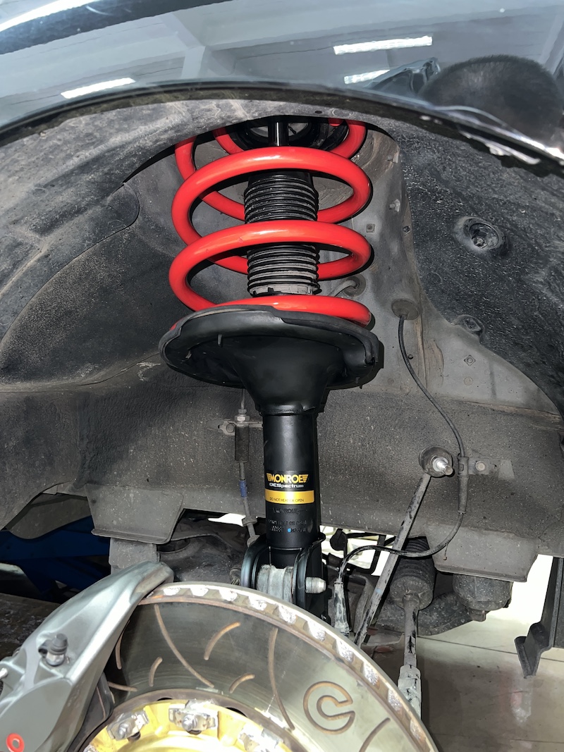 Hyundai H1 | อัปเกรดช่วงล่างชุดใหญ่ Monroe OE Spectrum + สปริง YSS | จบปัญหาโคลงเคลง - ยางเจริญรุ่งเรือง นนทบุรี  Hyundai H1 คันนี้...ชุด Hybrid Set สมบูรณ์แบบ! นุ่มสบายทั้งคัน!   ขอบคุณลูกค้า H1 ที่ไว้วางใจในร้านยางเจริญรุ่งเรือง! ลูกค้าเคยติดตั้ง YSS DTG Plus คู่หลัง ไปแล้ว วันนี้กลับมา จบชุดใหญ่ ด้วยการอัปเกรดช่วงล่างด้านหน้าและสปริงให้สมบูรณ์แบบ!  เราจัดชุดอัปเกรด Hybrid Set เพื่อความสมบูรณ์แบบ:  คู่หน้า Monroe OE Spectrum: เน้นความ นุ่มนวล สบายสไตล์รถยุโรป ลดแรงสั่นสะเทือนในห้องโดยสาร  คู่หลัง YSS DTG Plus (เดิม): ทำงานร่วมกับชุดหน้าเพื่อความหนึบแน่นที่ปรับได้  สปริง YSS Performance (หน้า/หลัง): สปริงที่ถูกออกแบบมาเพื่อ บาลานซ์น้ำหนักรถตู้ ช่วยลดอาการโยนตัวของรถได้อย่างมีประสิทธิภาพ  สิ่งที่จะได้รับหลังจากเข้ารับบริการ:  ความนิ่งและสบายเต็มพิกัด: รถโคลงเคลงน้อยลง ผู้โดยสารนั่งสบายยิ่งขึ้นอย่างชัดเจน  ควบคุมแม่นยำ: การผสานชุดโช้คอัพที่ลงตัว ช่วยให้พวงมาลัยตอบสนองดีขึ้น  อะไหล่คุณภาพพรีเมียม: มั่นใจในคุณภาพของแบรนด์ Monroe และ YSS  จบครบในที่เดียว: ติดตั้ง Setup และตั้งศูนย์โดยทีมช่างผู้เชี่ยวชาญ  เหมาะสำหรับใคร?  เจ้าของ H1 ที่ต้องการความสบายของผู้โดยสารเป็นหลัก  ผู้ที่ต้องการจบปัญหาช่วงล่างโคลงเคลงให้สมบูรณ์แบบที่สุด   ยกระดับรถตู้ของคุณให้ขับขี่ปลอดภัยและสบายที่สุด! นัดหมายเข้ารับบริการได้เลยครับ   สอบถามข้อมูลเพิ่มเติม หรือนัดหมายเข้ารับบริการ ️ : 08-6569-1915 ️ : 08-6544-5963  Line id : @88rw  Location : https://goo.gl/maps/HrNUAZXPN94KvxZ98  Facebook : https://www.facebook.com/88rwtire  #Hyundai #H1 #รถตู้ #Monroe #YSS #DTGPlus #YSSPerformance #โช้คอัพ #ช่วงล่าง #ยางเจริญรุ่งเรือง #นนทบุรี #งามวงศ์วาน #ตั้งศูนย์ #อะไหล่ช่วงล่าง